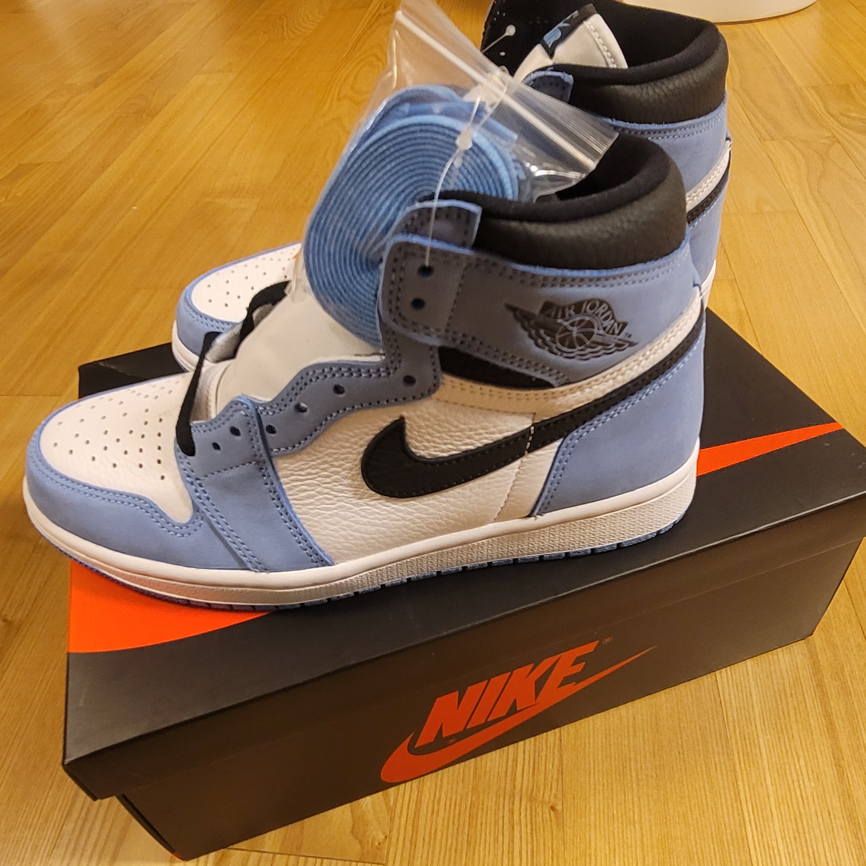 Jordan 1 Retro High OG University Blue 착용 스타일 - 2