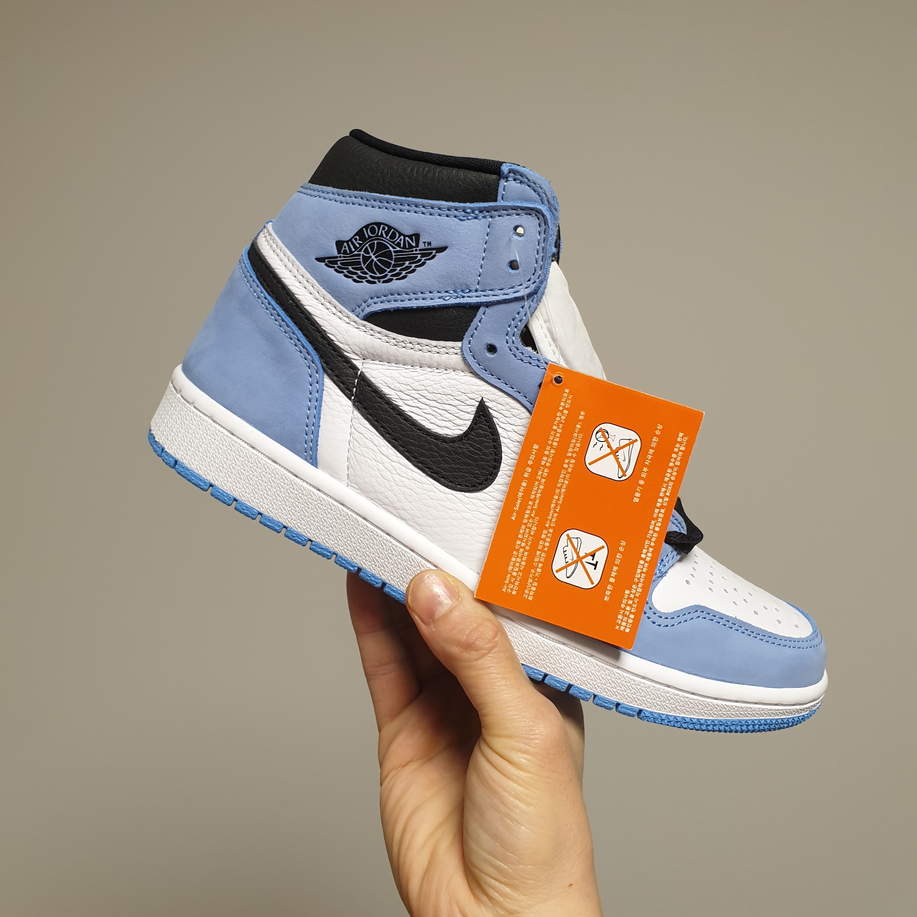 Jordan 1 Retro High OG University Blue 착용 스타일 - 1