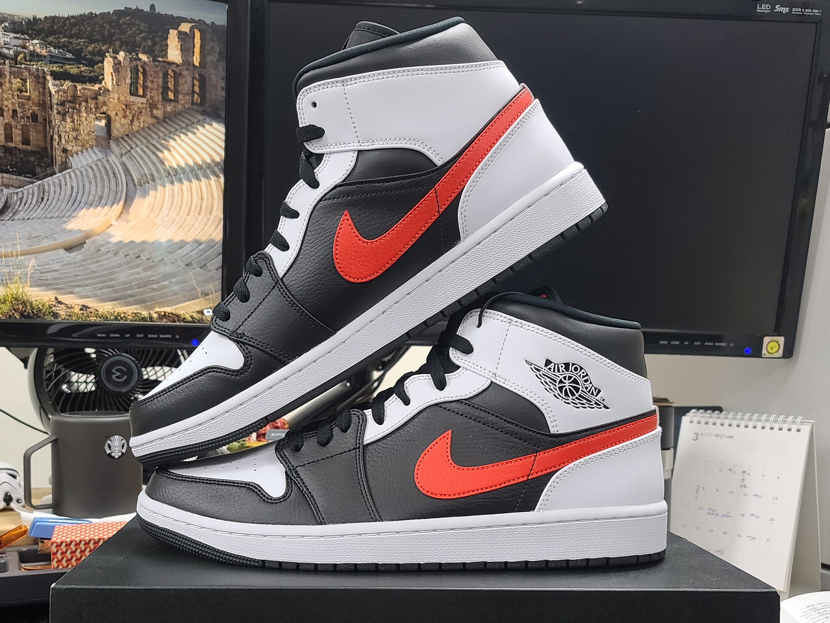 Jordan 1 Mid Black Chile Red 착용 스타일 - 1