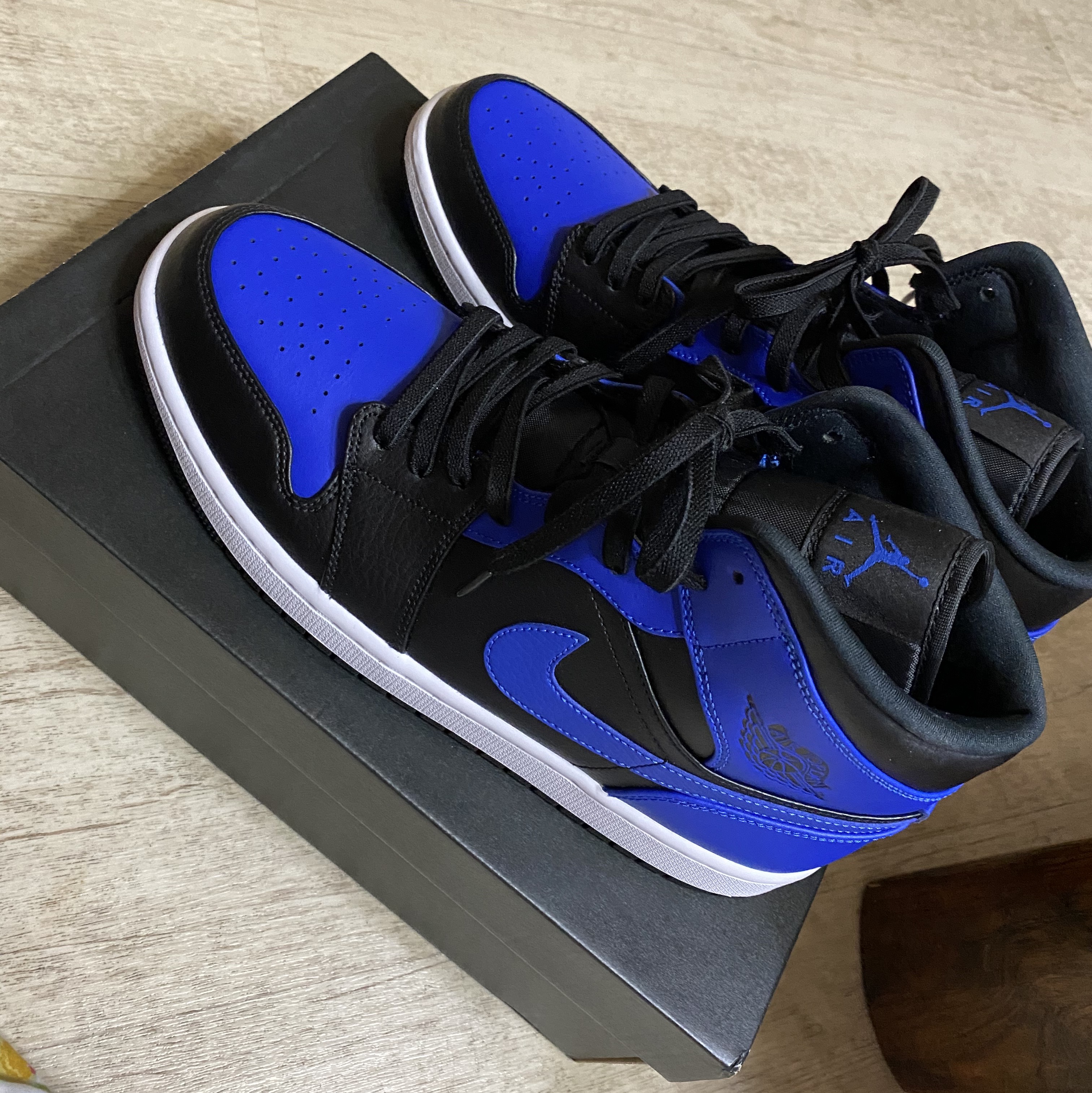 Jordan 1 Mid Black Hyper Royal 착용 스타일