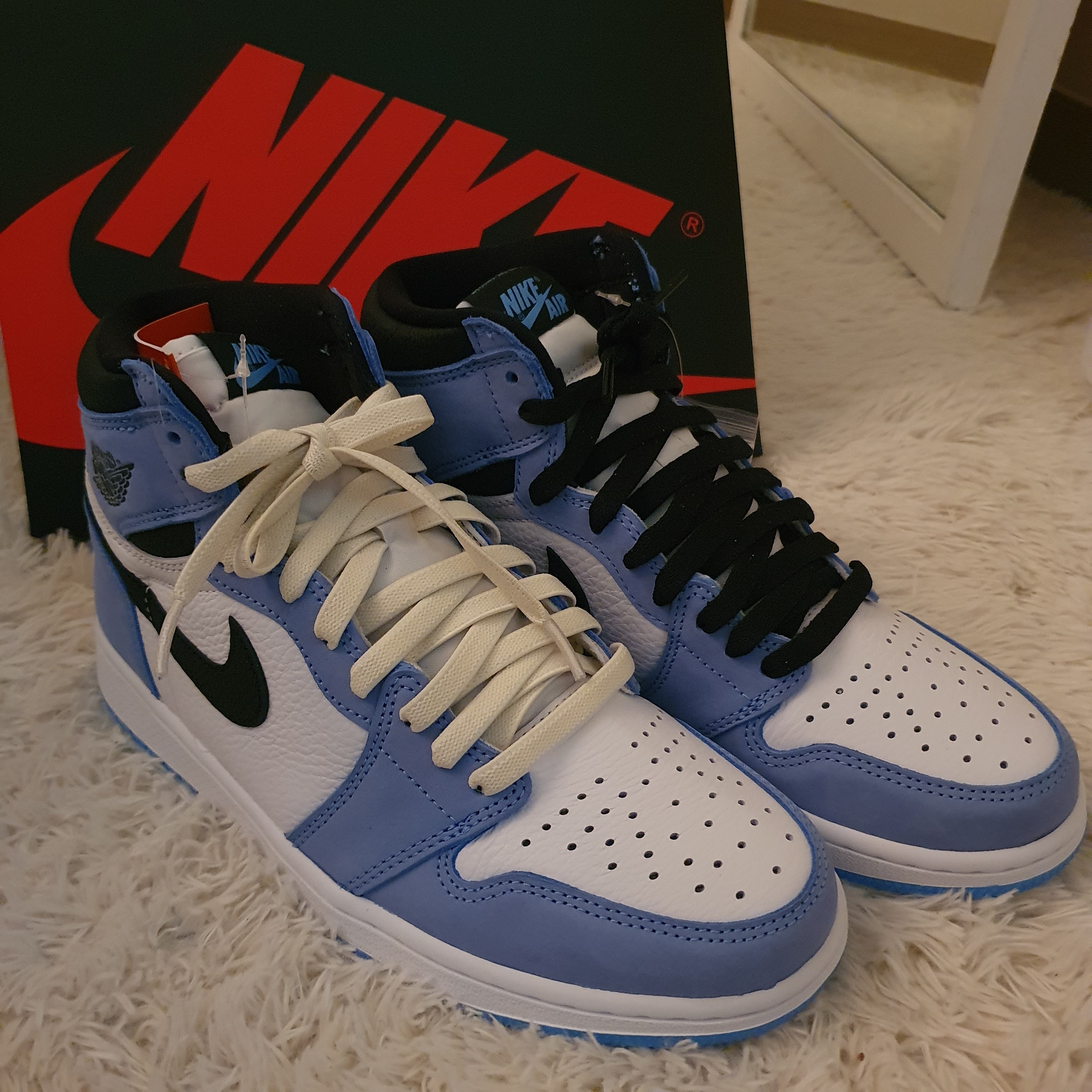 Jordan 1 Retro High OG University Blue 착용 스타일 - 1