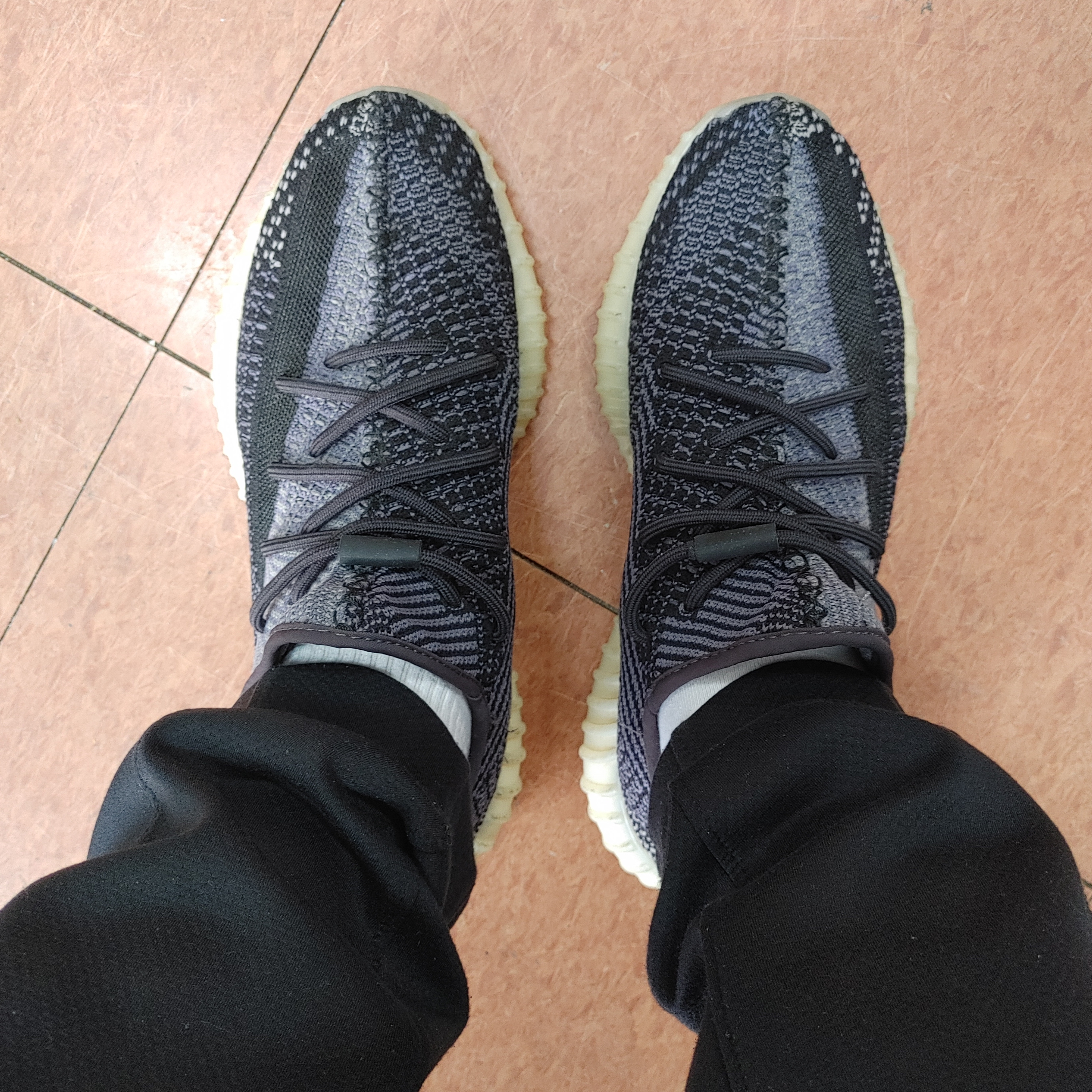 Adidas Yeezy Boost 350 V2 Carbon 착용 스타일