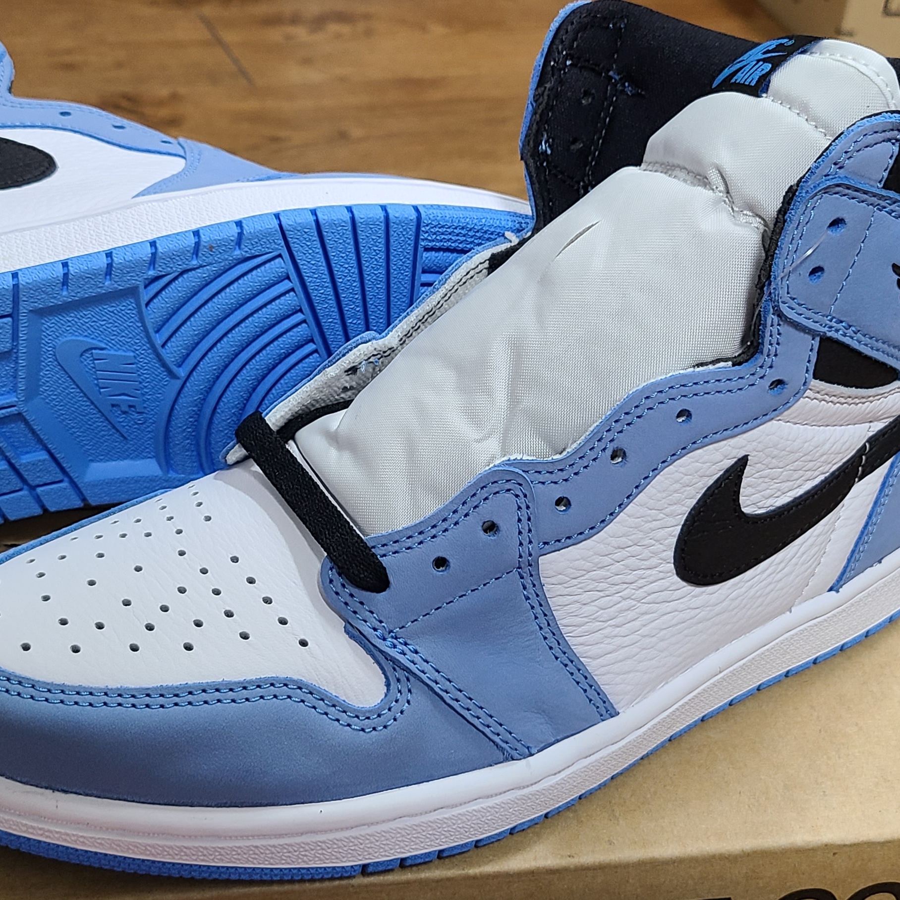 Jordan 1 Retro High OG University Blue 착용 스타일 - 5