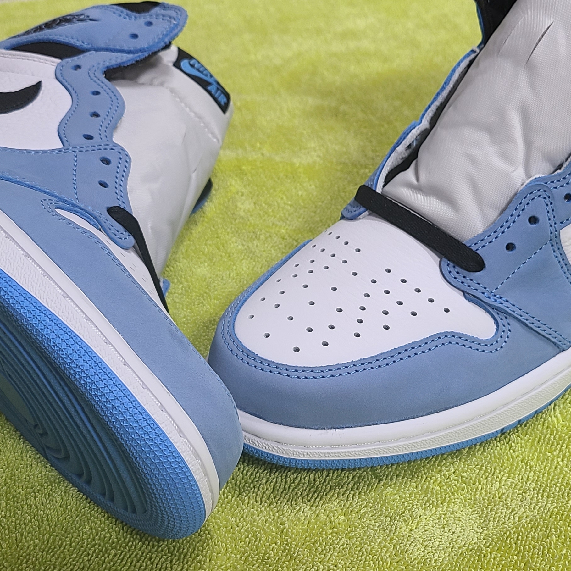 Jordan 1 Retro High OG University Blue 착용 스타일 - 1