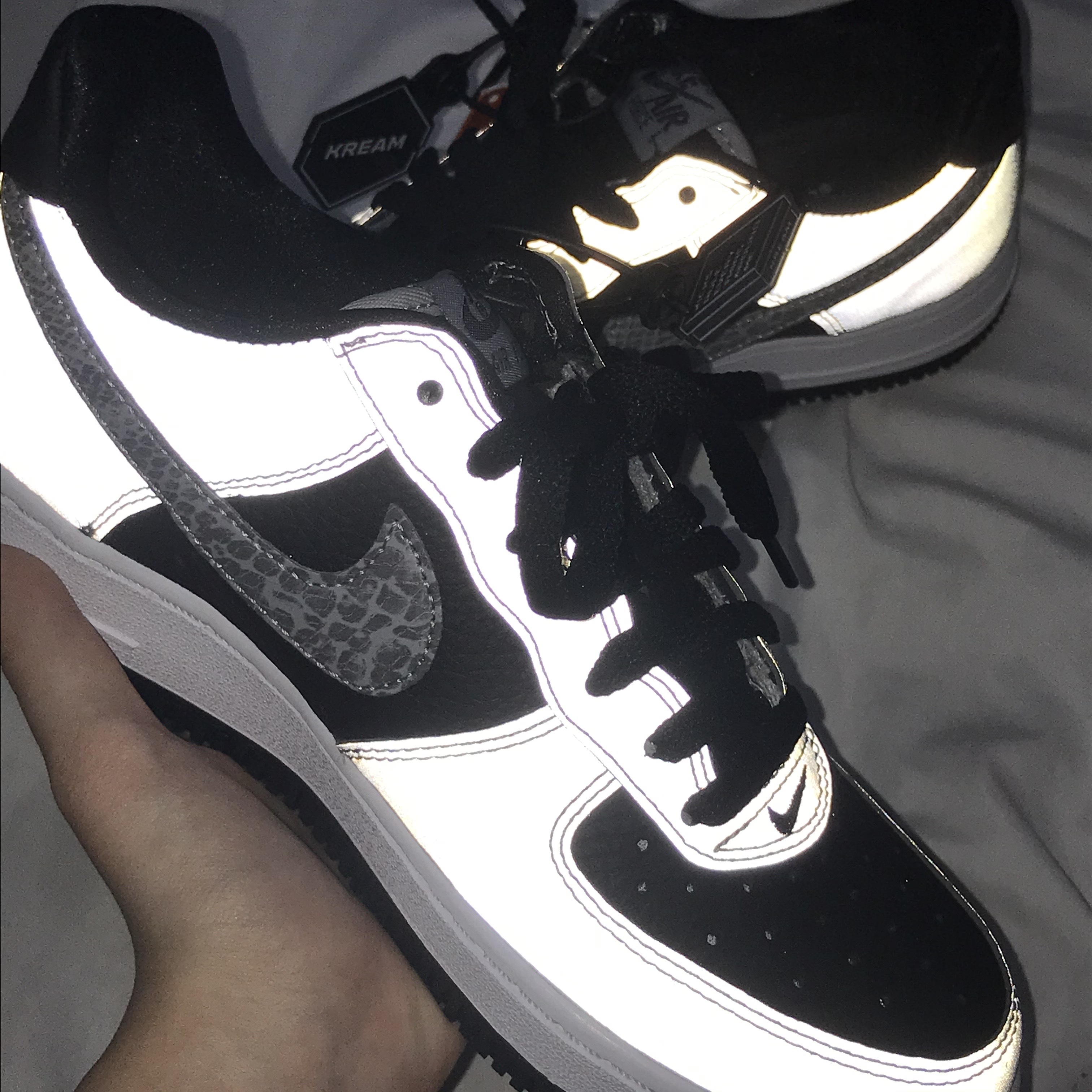 Nike Air Force 1 B Silver Snake 착용 스타일 - 1