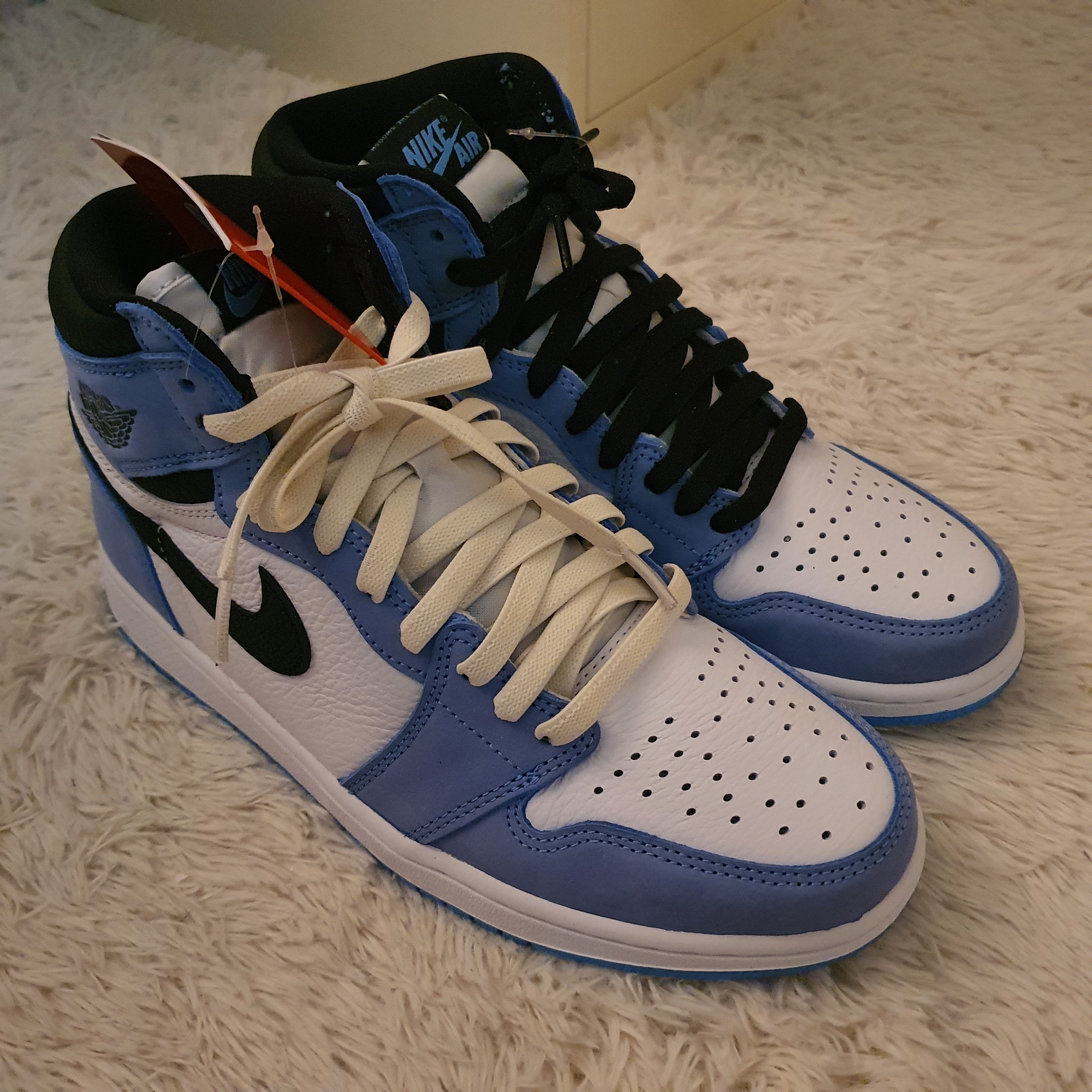 Jordan 1 Retro High OG University Blue 착용 스타일 - 3