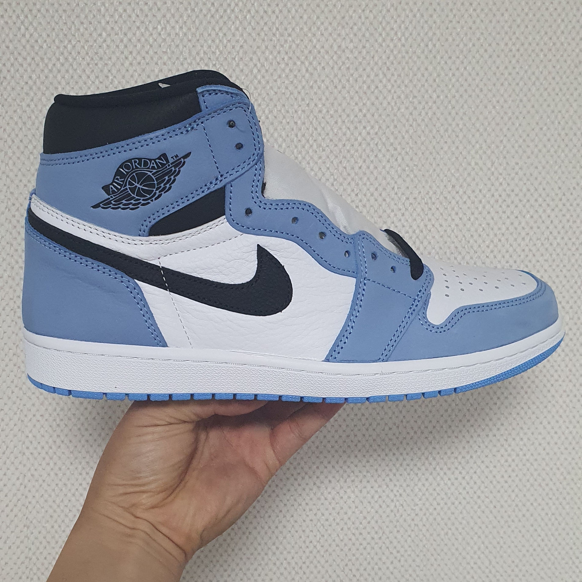 Jordan 1 Retro High OG University Blue 착용 스타일 - 1