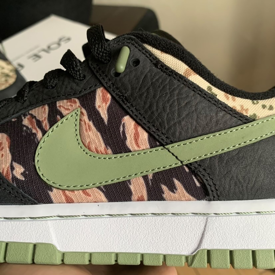 Nike Dunk Low SE Black Multi Camo 착용 스타일 - 5