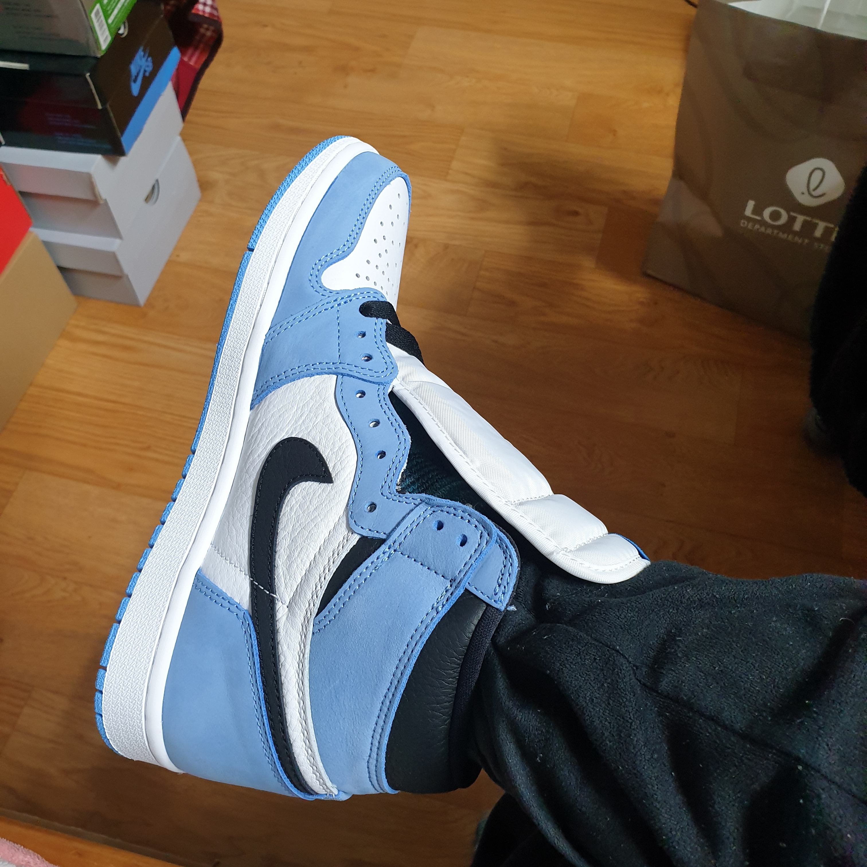 Jordan 1 Retro High OG University Blue 착용 스타일 - 3