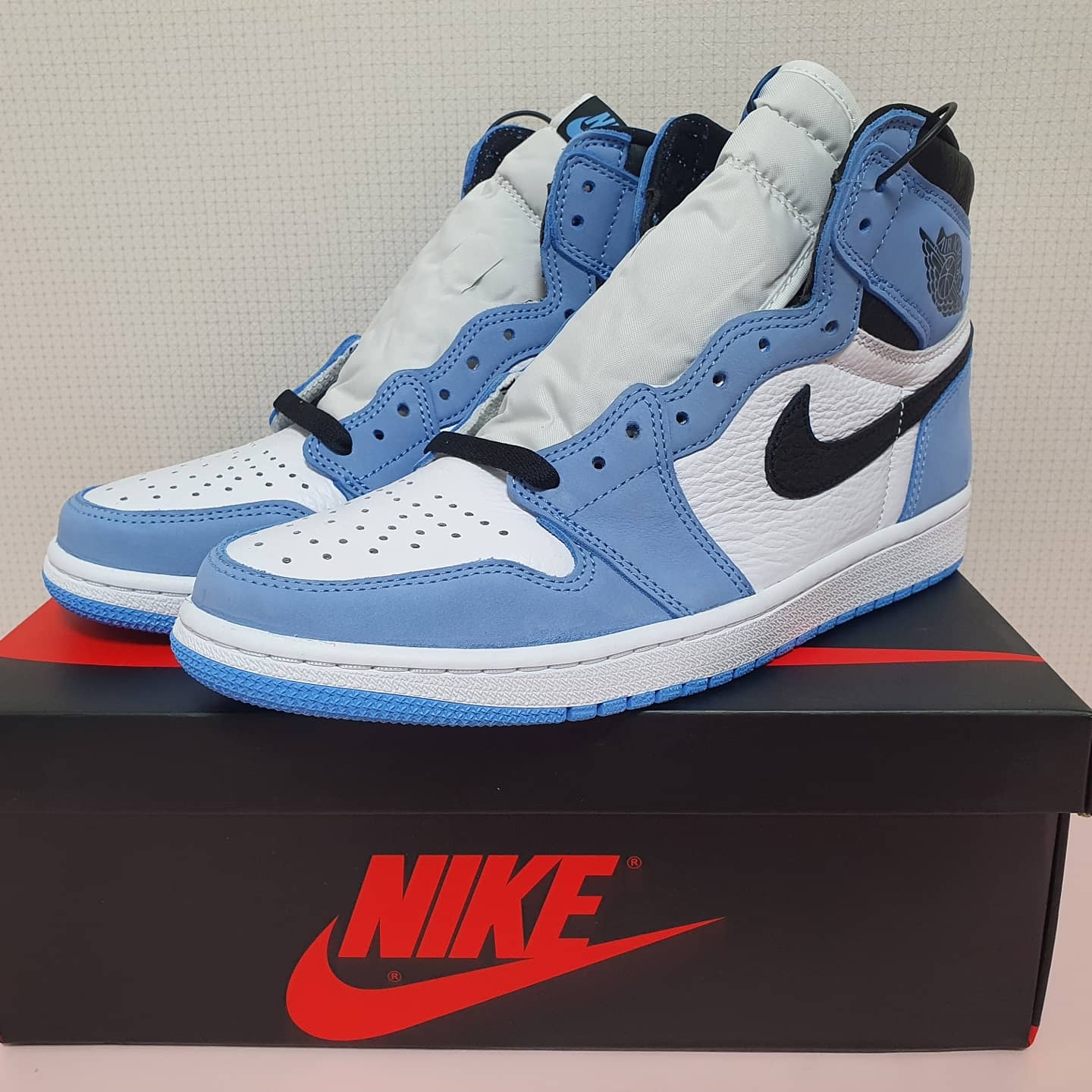 Jordan 1 Retro High OG University Blue 착용 스타일 - 1