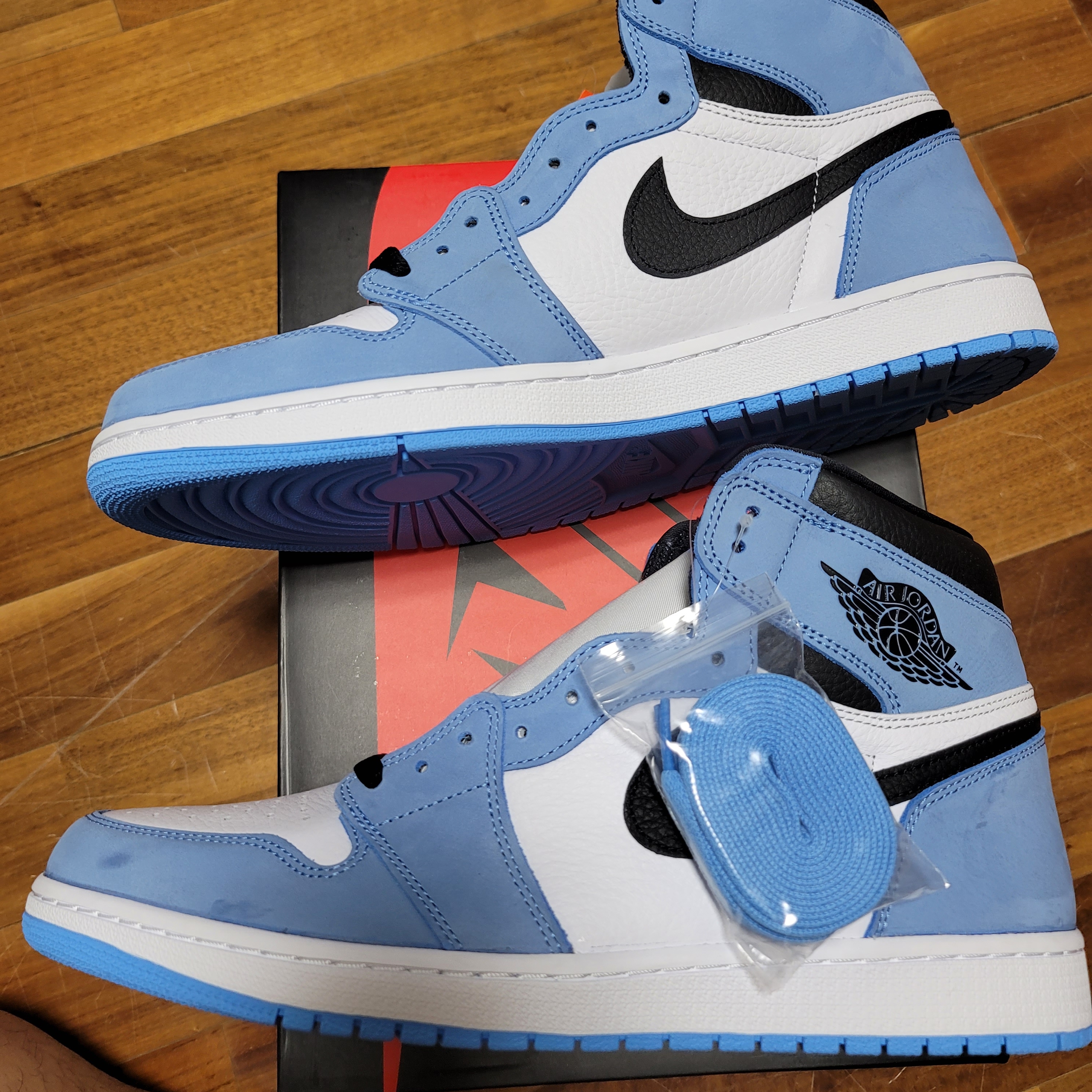 Jordan 1 Retro High OG University Blue 착용 스타일