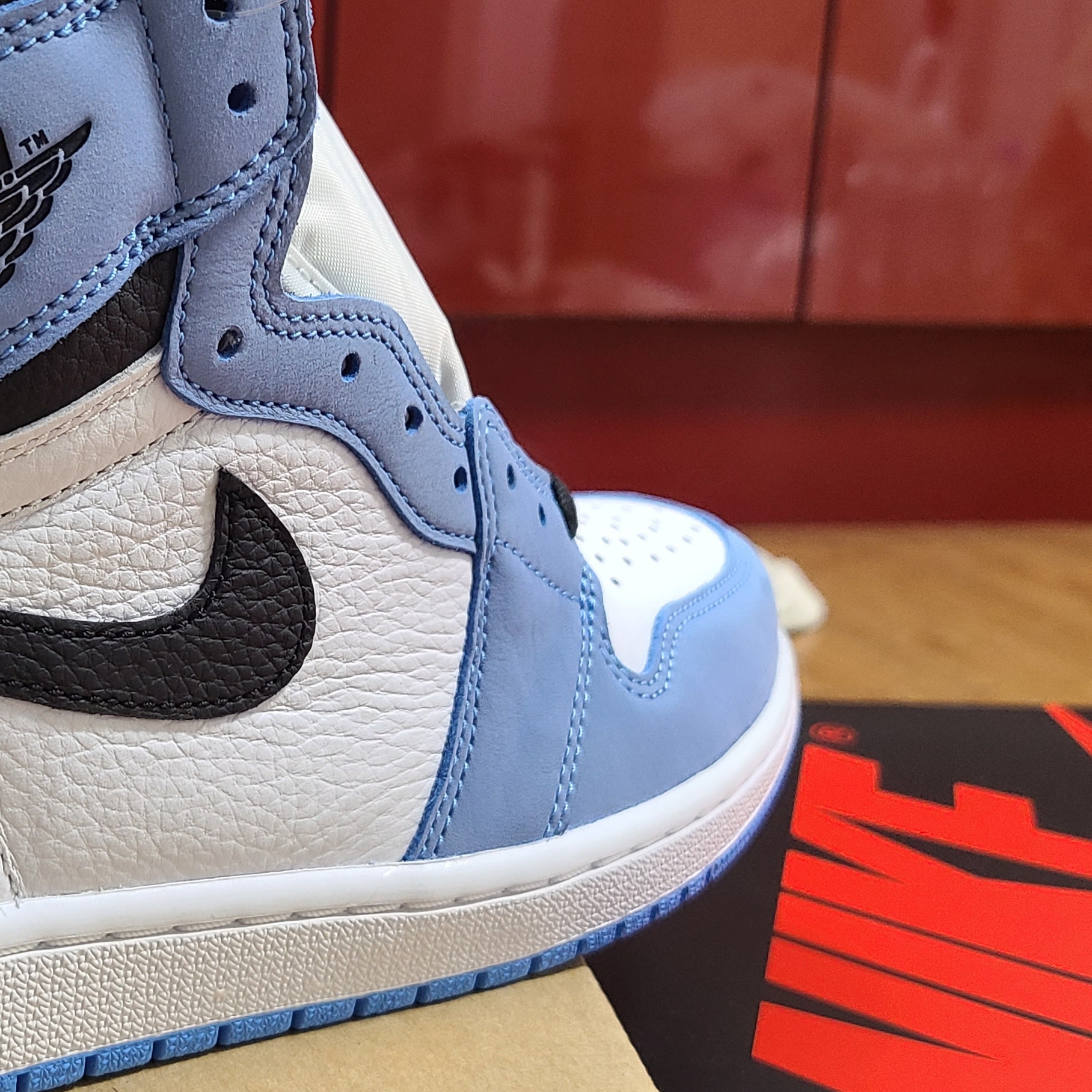 Jordan 1 Retro High OG University Blue 착용 스타일 - 4