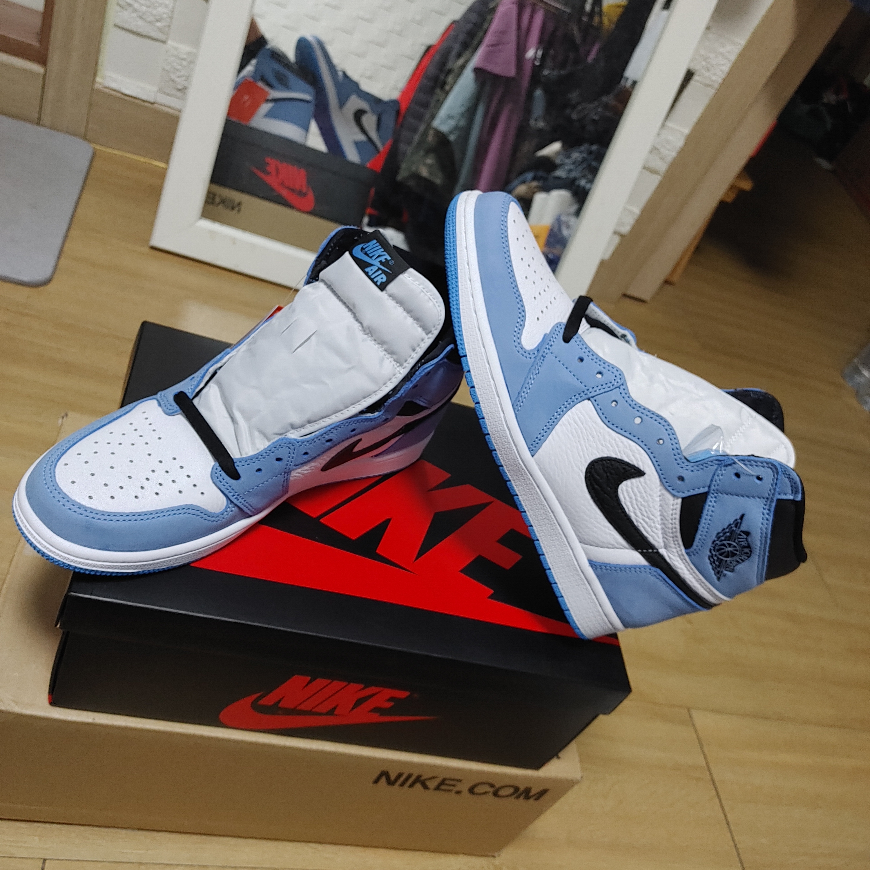 Jordan 1 Retro High OG University Blue 착용 스타일 - 5
