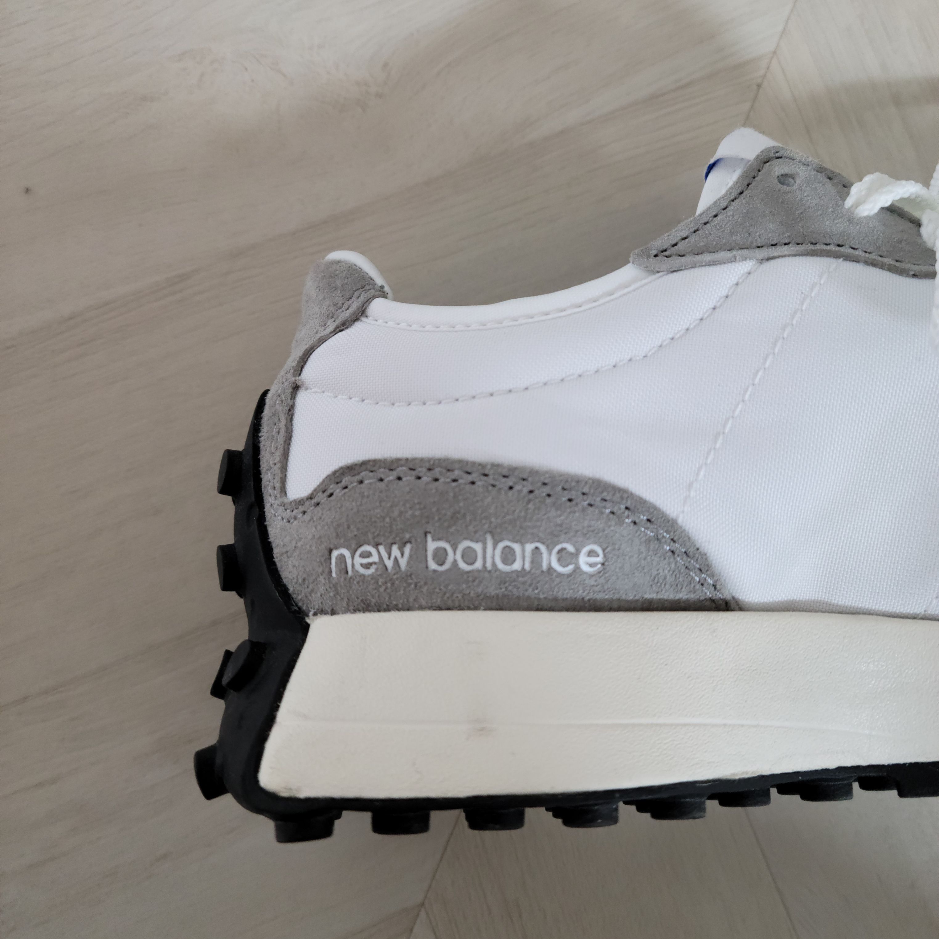 New Balance 327 Grey 착용 스타일