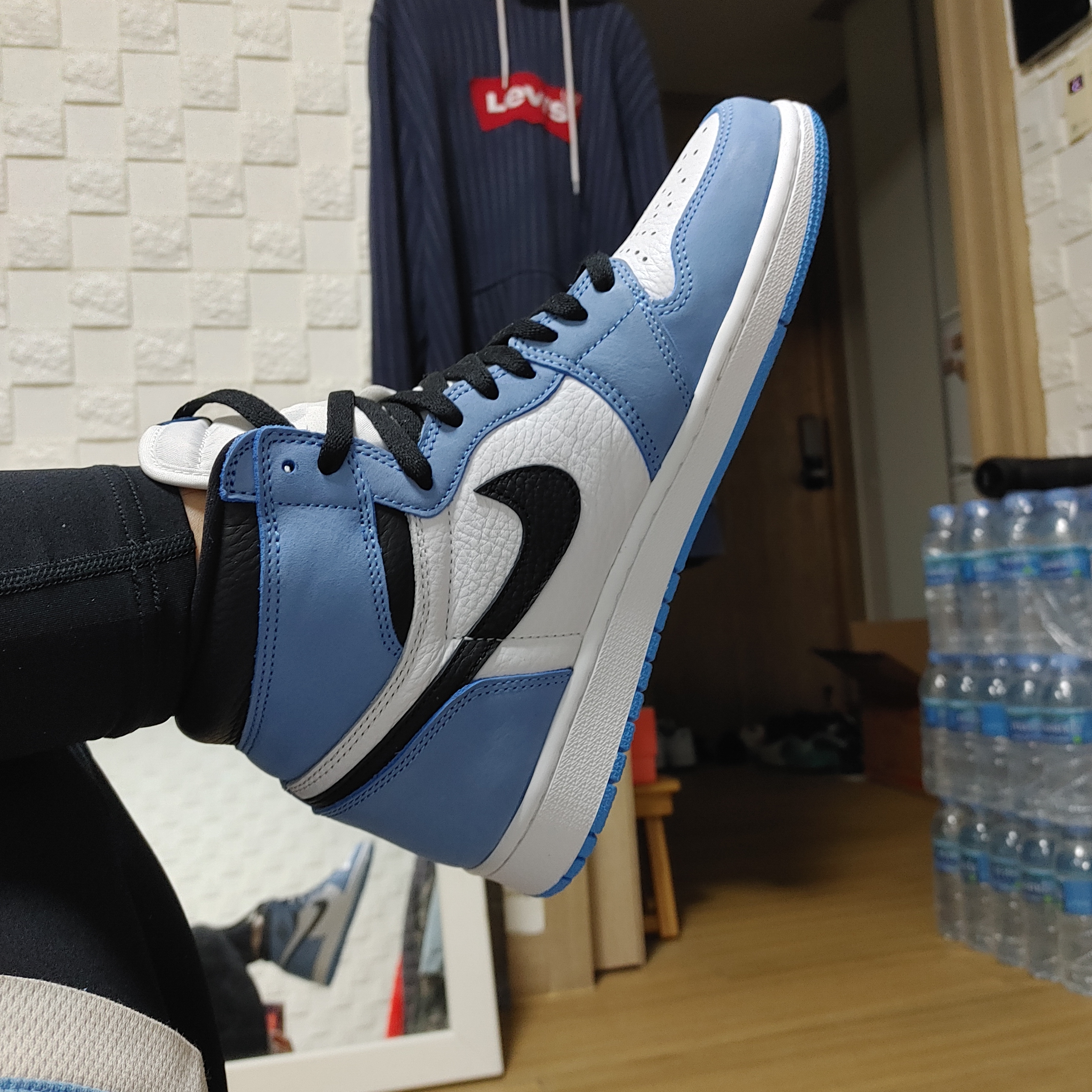 Jordan 1 Retro High OG University Blue 착용 스타일 - 1