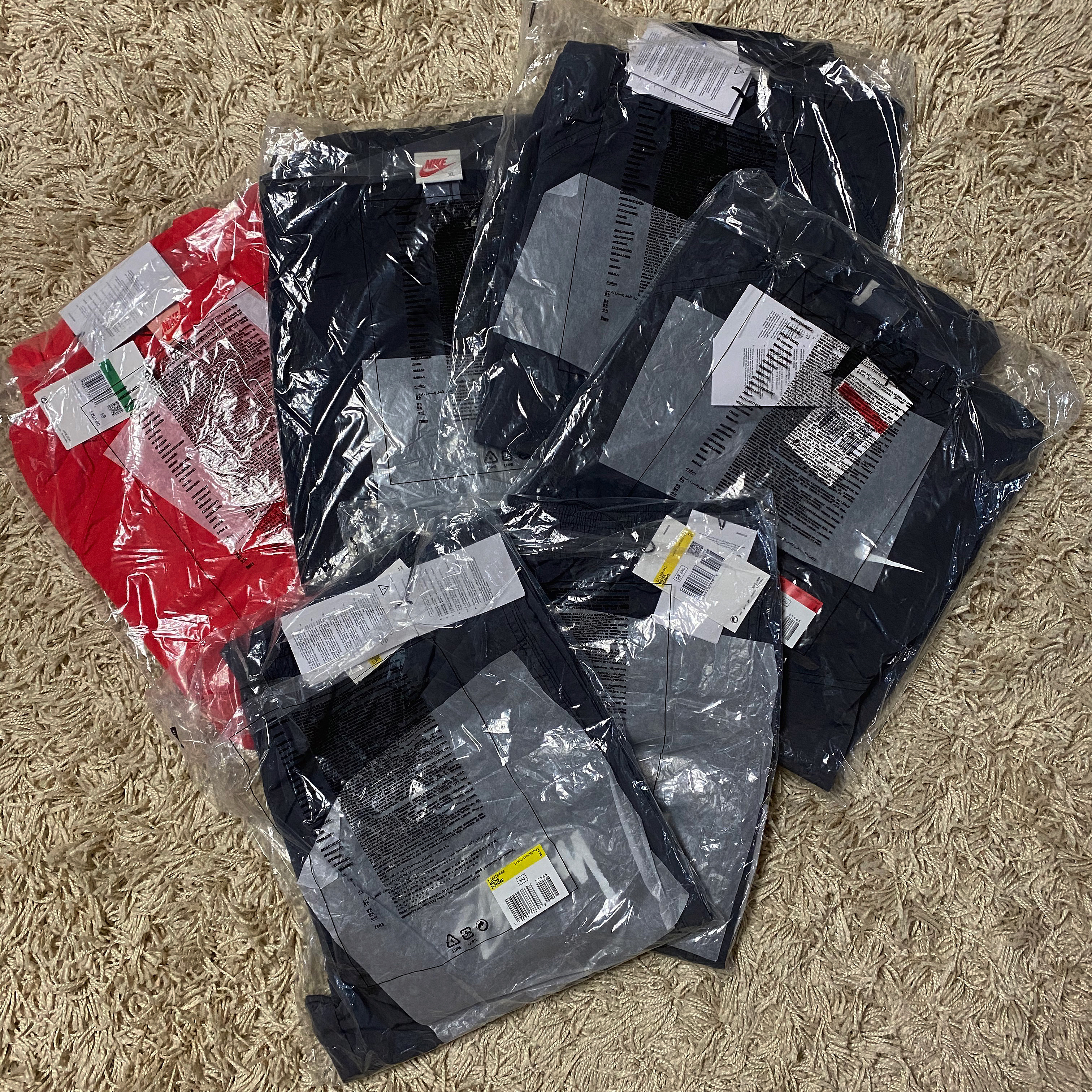 Nike x Stussy Windrunner Jacket Off Noir, Nike x Stussy Beach Pants Off Noir 착용 스타일