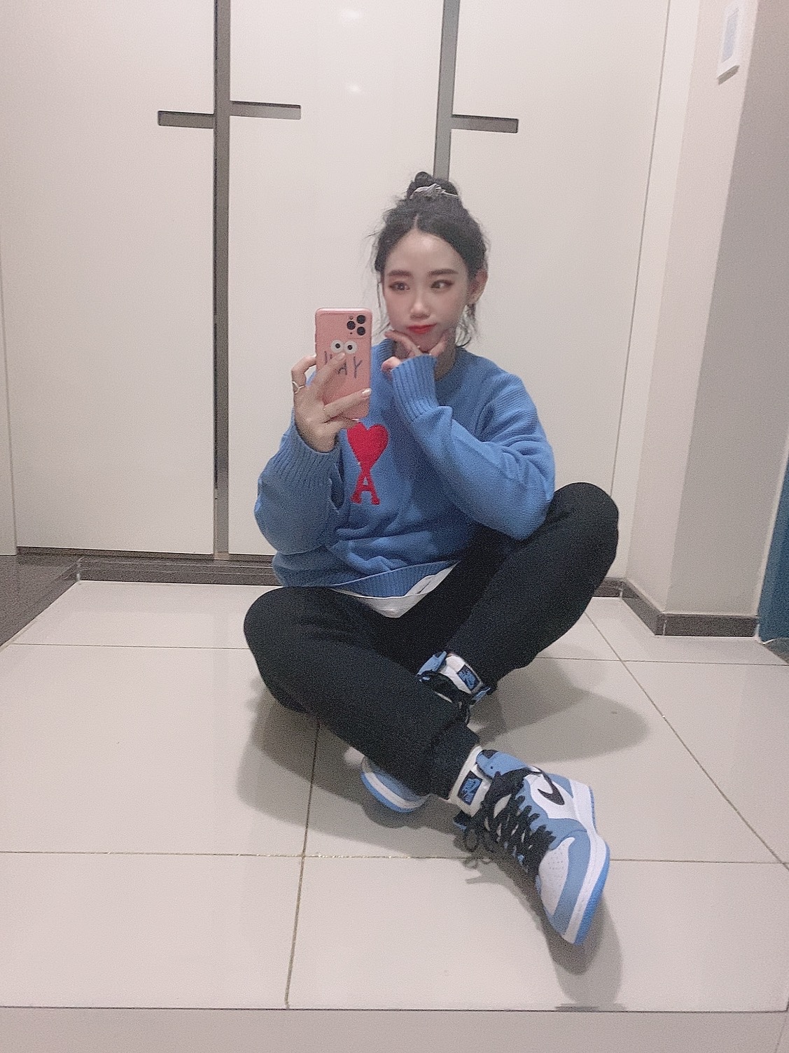 Jordan 1 Retro High OG University Blue 착용 스타일 - 3