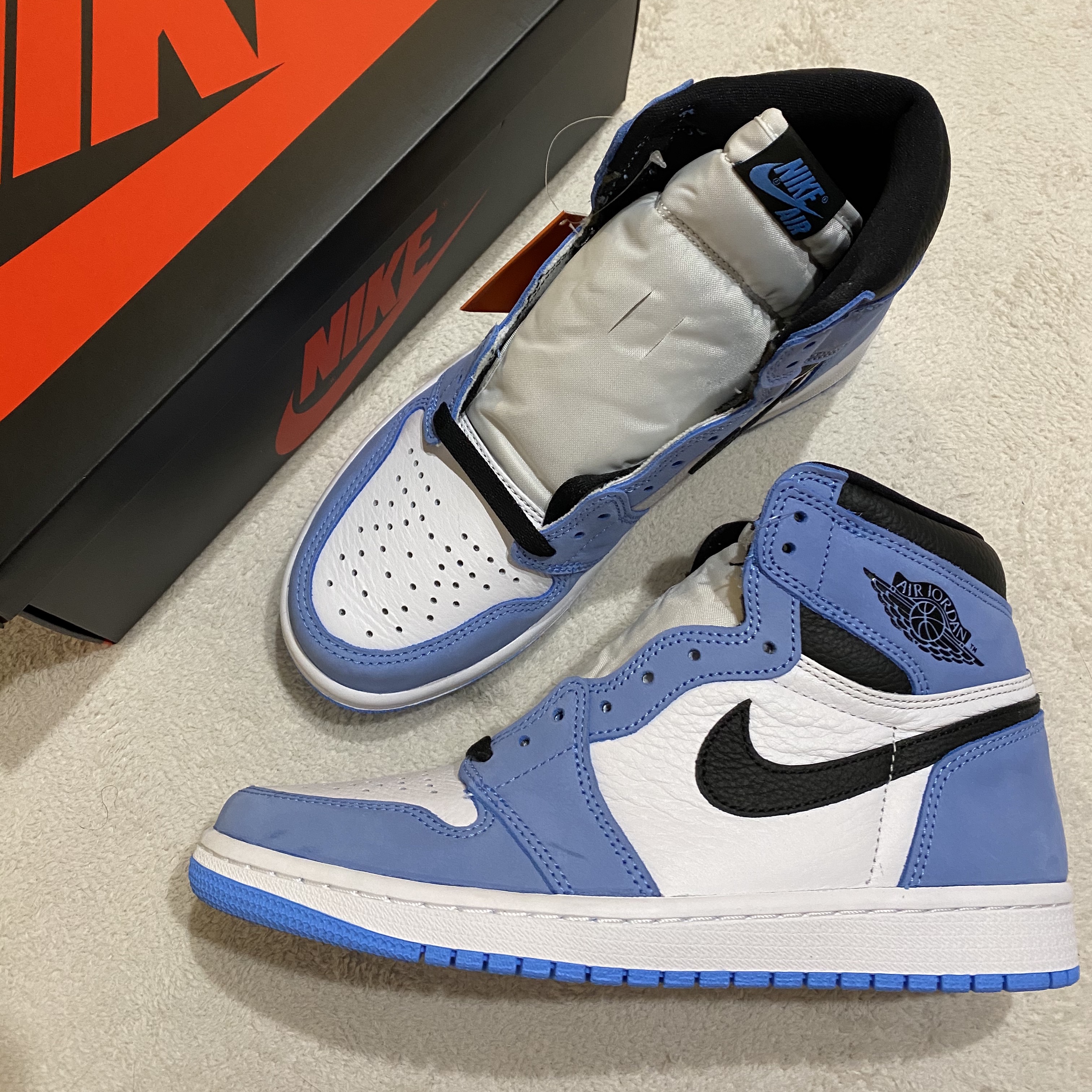 Jordan 1 Retro High OG University Blue 착용 스타일 - 3