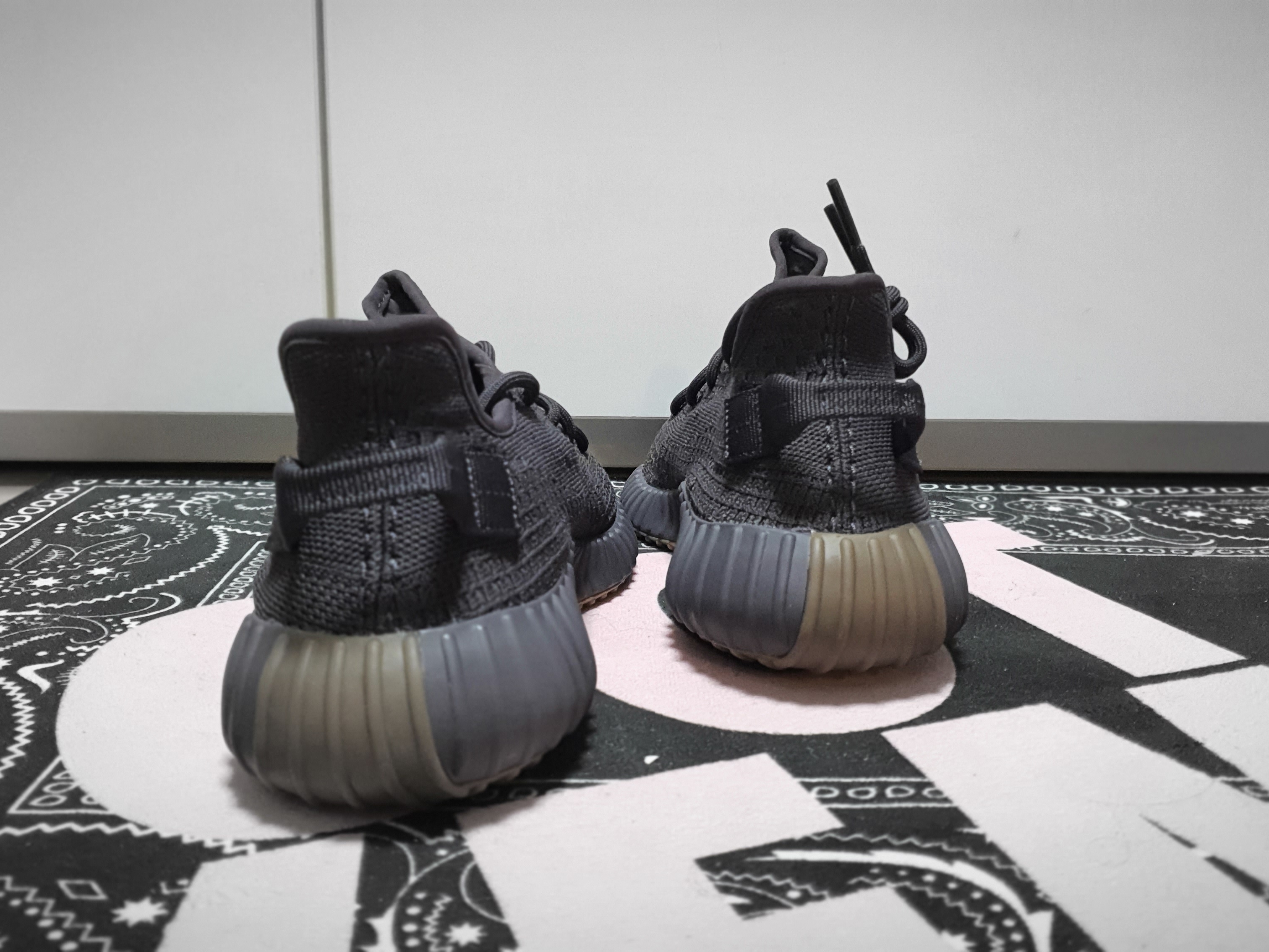 Adidas Yeezy Boost 350 V2 Cinder 착용 스타일 - 2