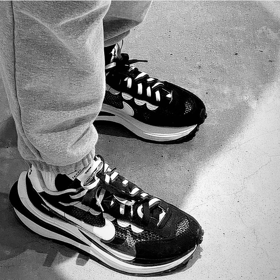 Nike x Sacai VaporWaffle Black White 착용 스타일 - 2