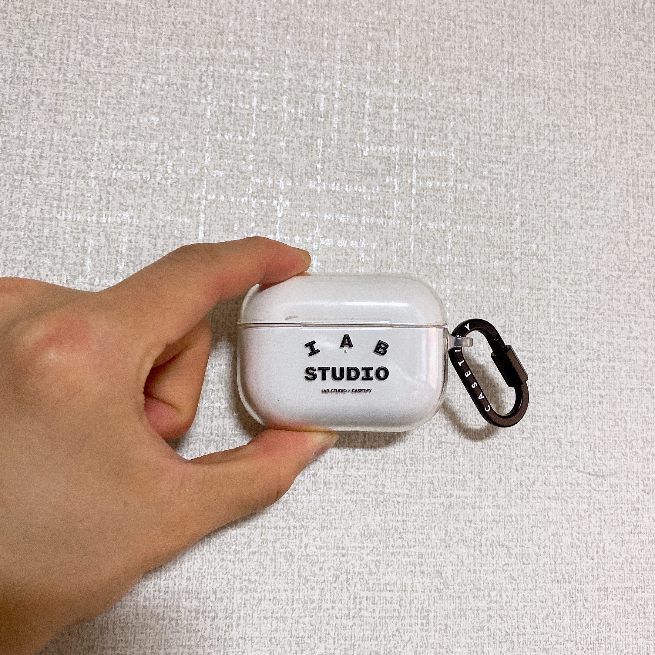 Casetify x IAB Studio Logo AirPods Pro Case Clear 착용 스타일 - 2