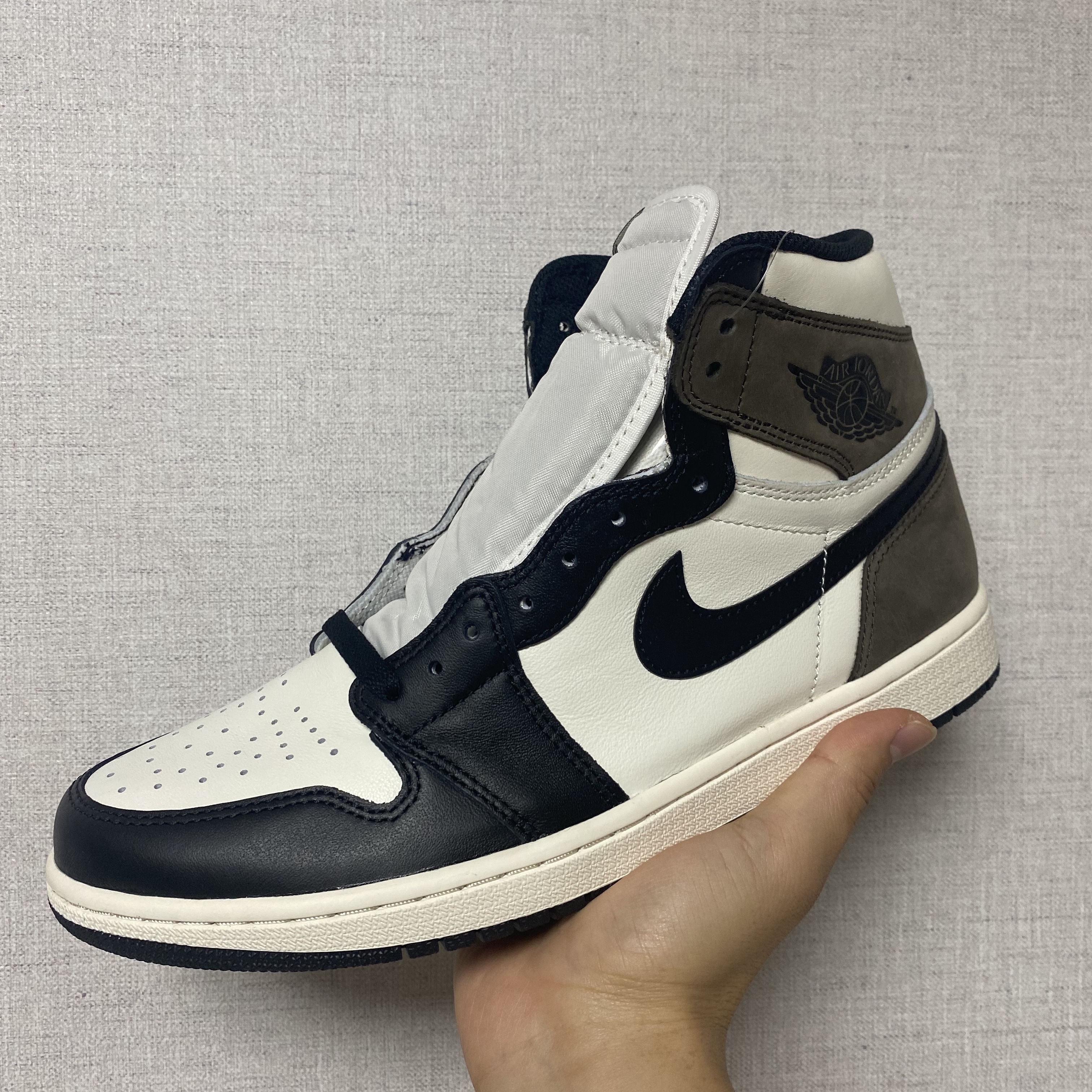 Jordan 1 Retro High OG Black Mocha 착용 스타일