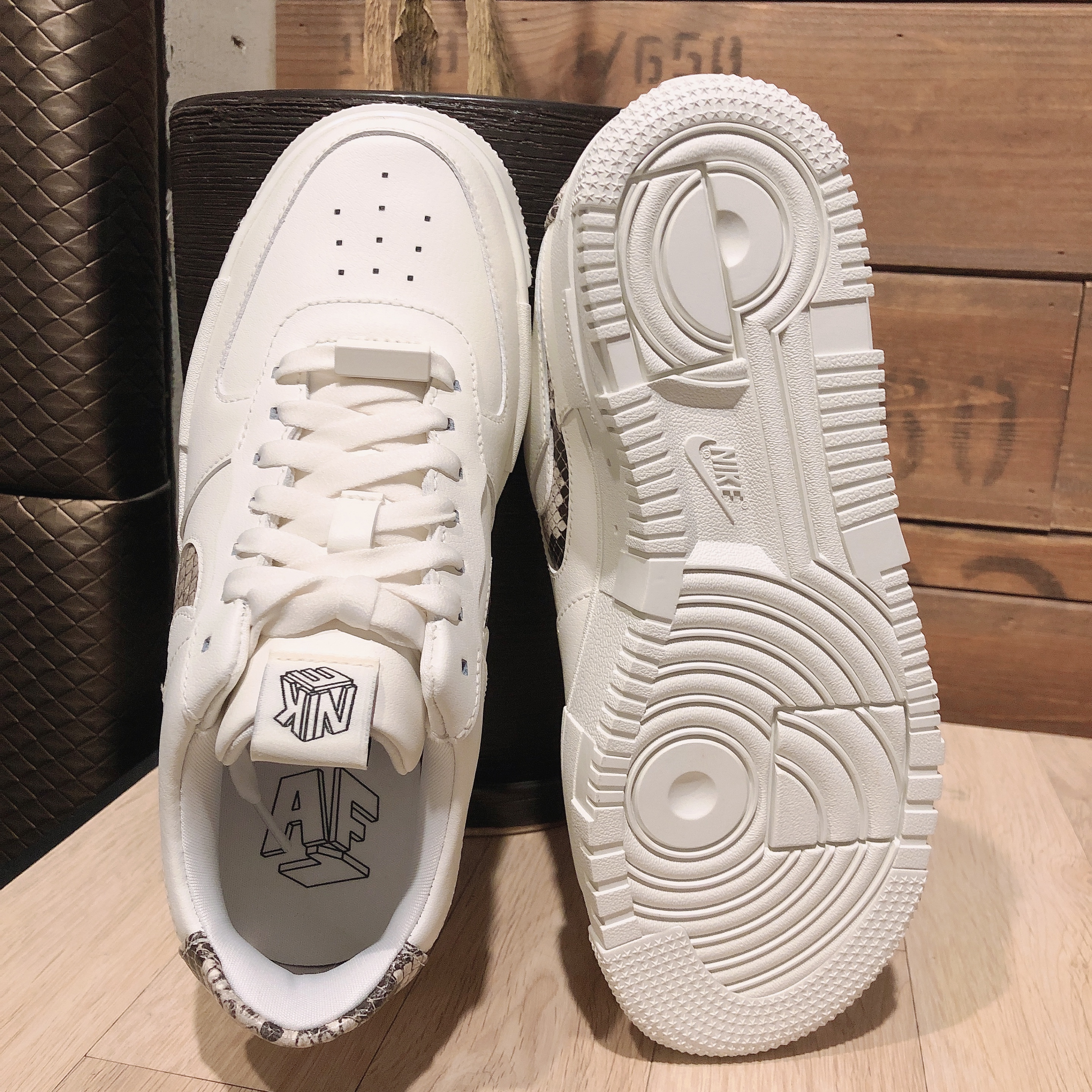 (W) Nike Air Force 1 Pixel SE Sail Snake 착용 스타일 - 1