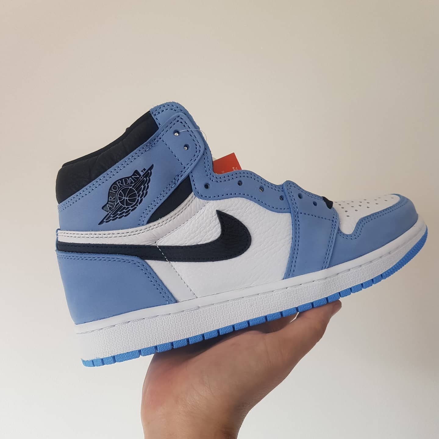 Jordan 1 Retro High OG University Blue 착용 스타일 - 1