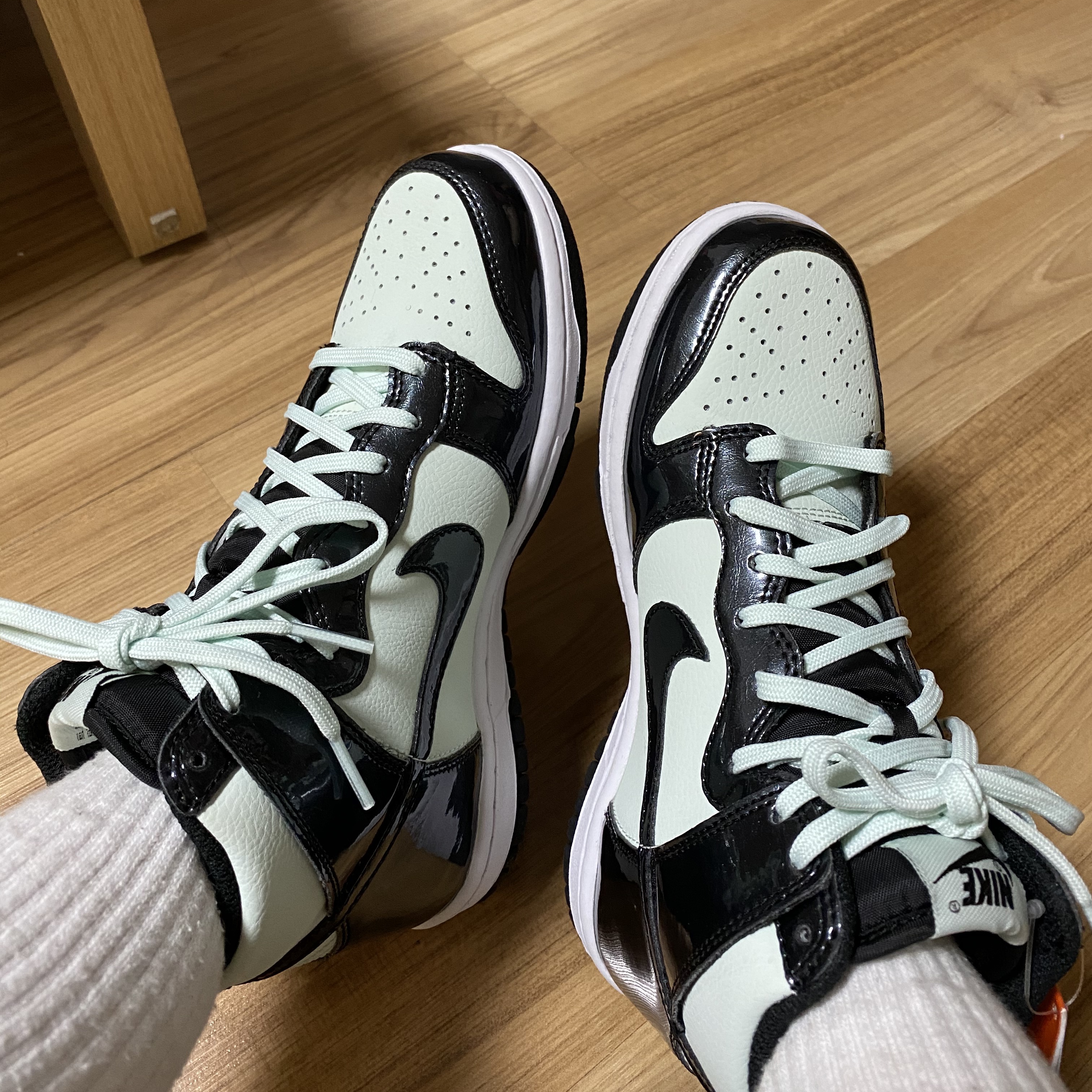 (GS) Nike Dunk High Barely Green 착용 스타일 - 1