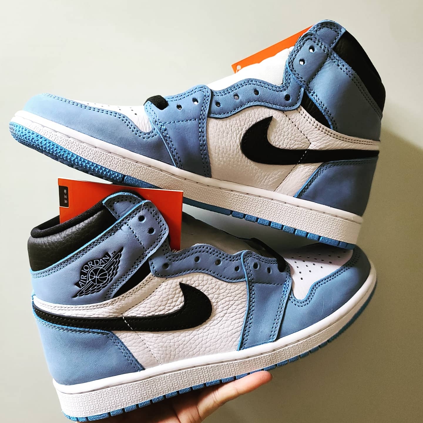 Jordan 1 Retro High OG University Blue 착용 스타일 - 1