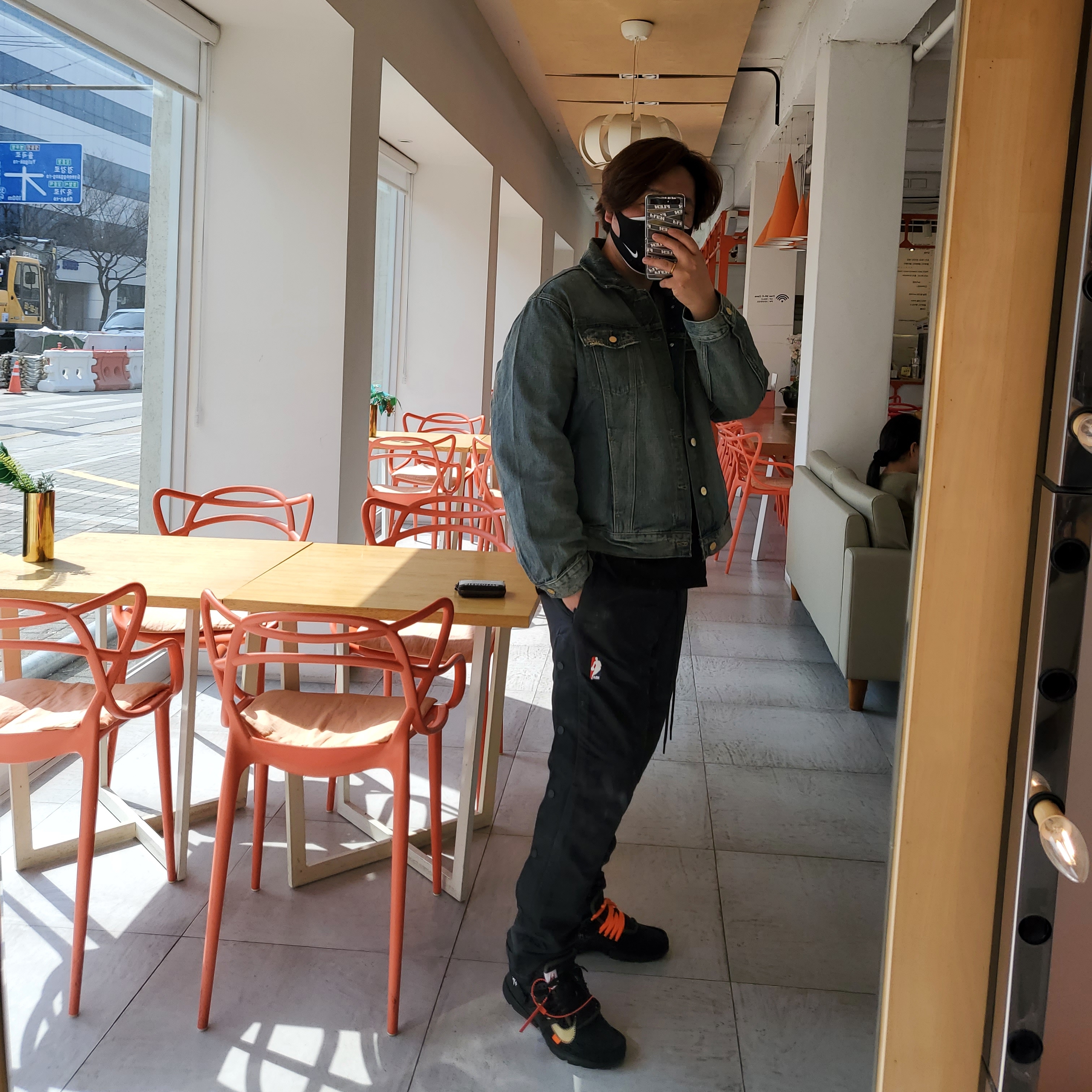 Essentials Denim Trucker Jacket Distressed Indigo - 20FW, Nike x Fear of God Warm Up Pants Off Noir 착용 스타일 - 3