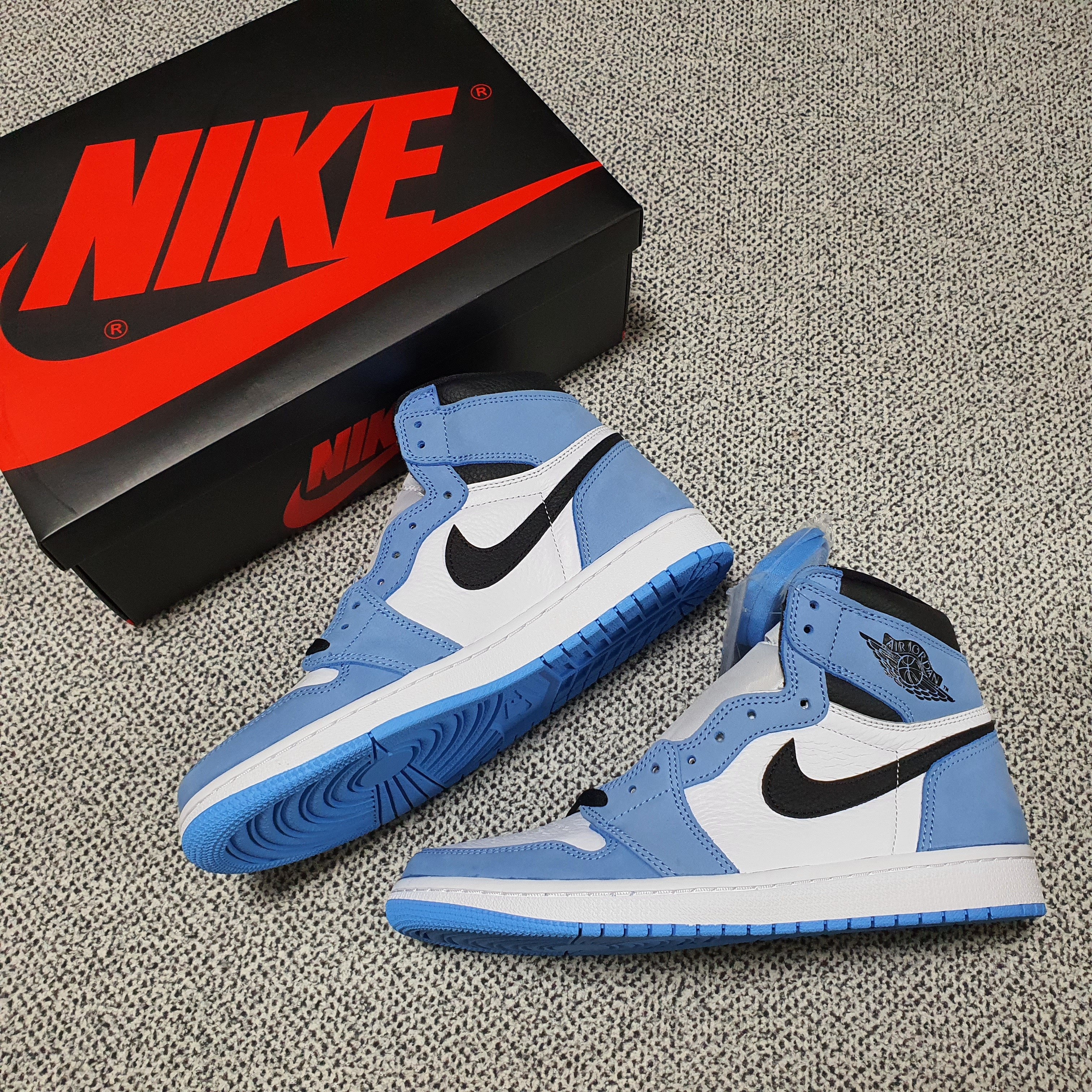 Jordan 1 Retro High OG University Blue 착용 스타일 - 1