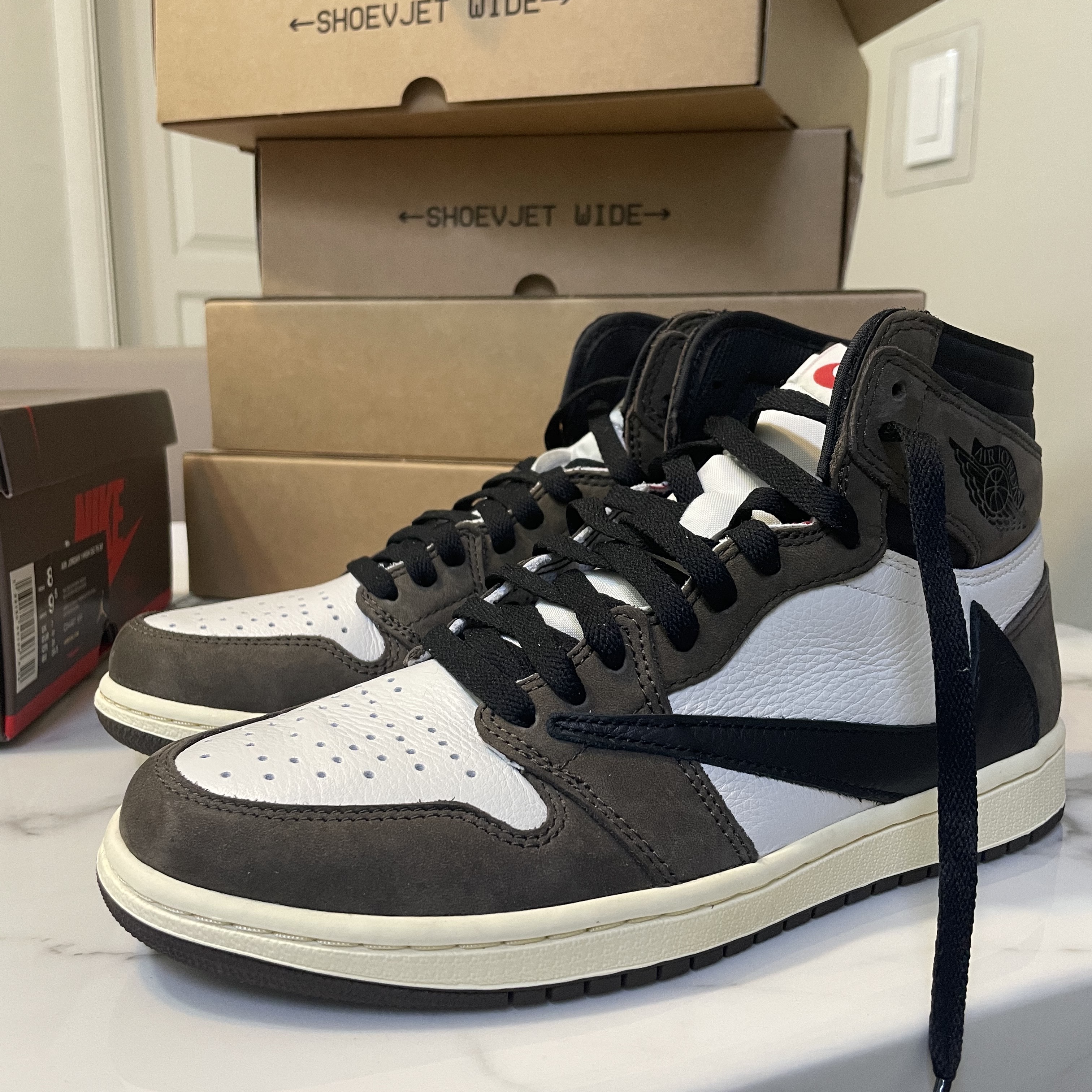 Jordan 1 x Travis Scott Retro High OG SP Mocha 착용 스타일 - 4