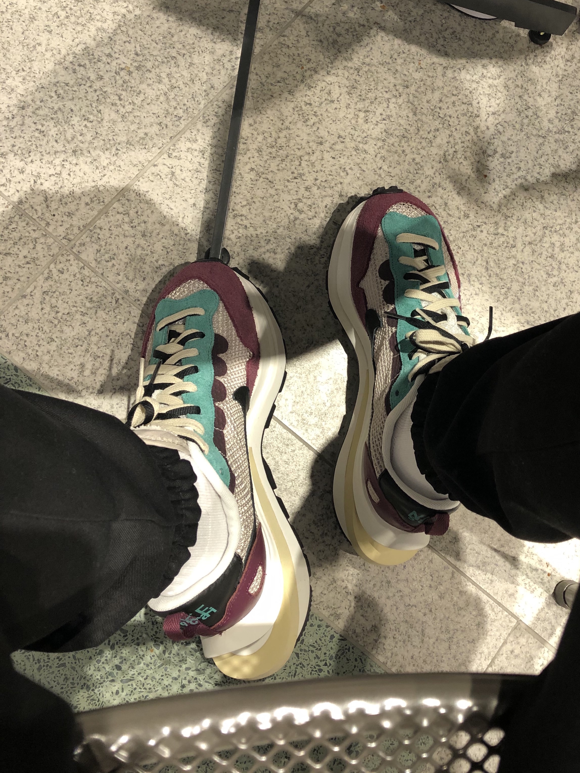 Nike x Sacai VaporWaffle String & Black Villain Red, Nike M NRG Track Jacket Grey 착용 스타일 - 1