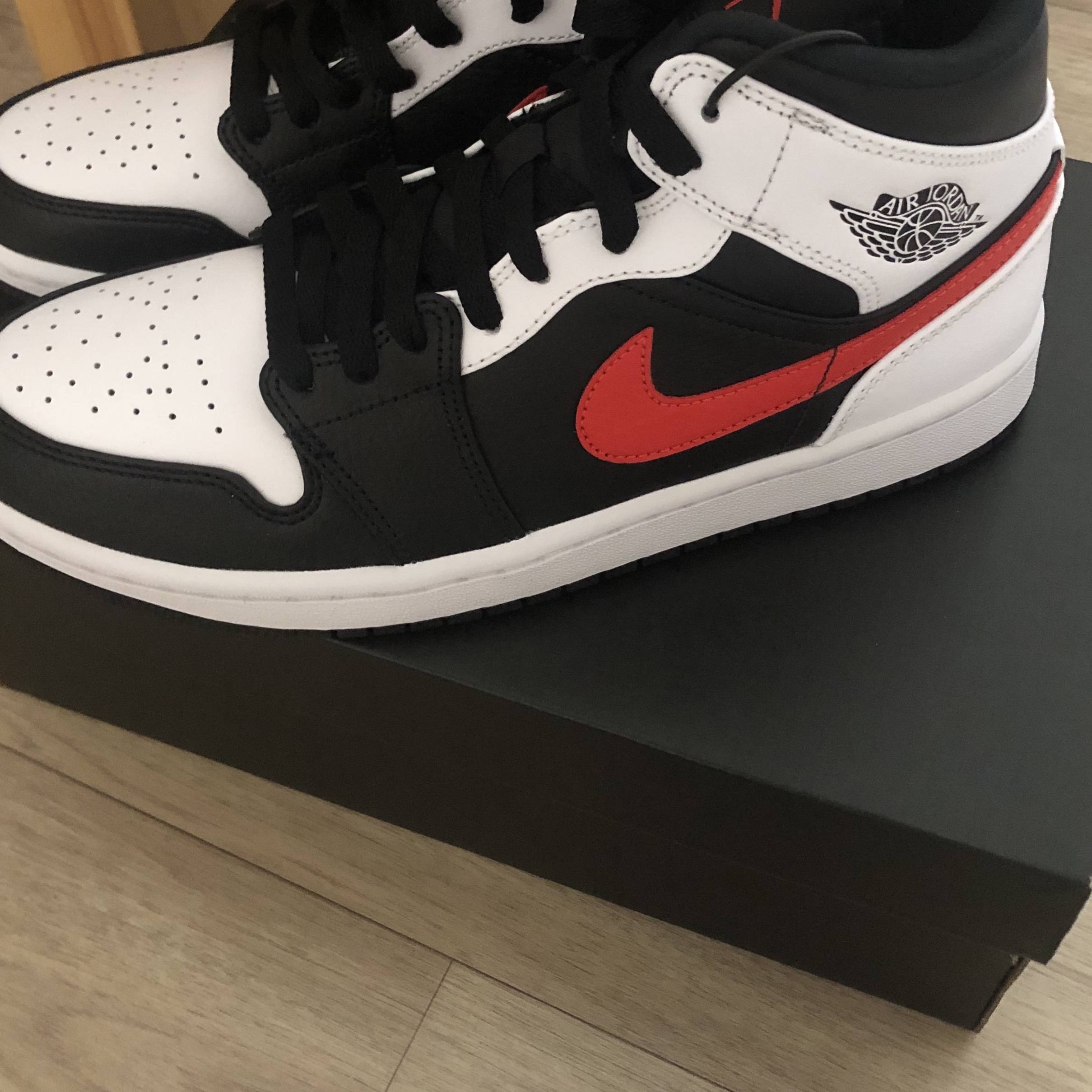 Jordan 1 Mid Black Chile Red 착용 스타일