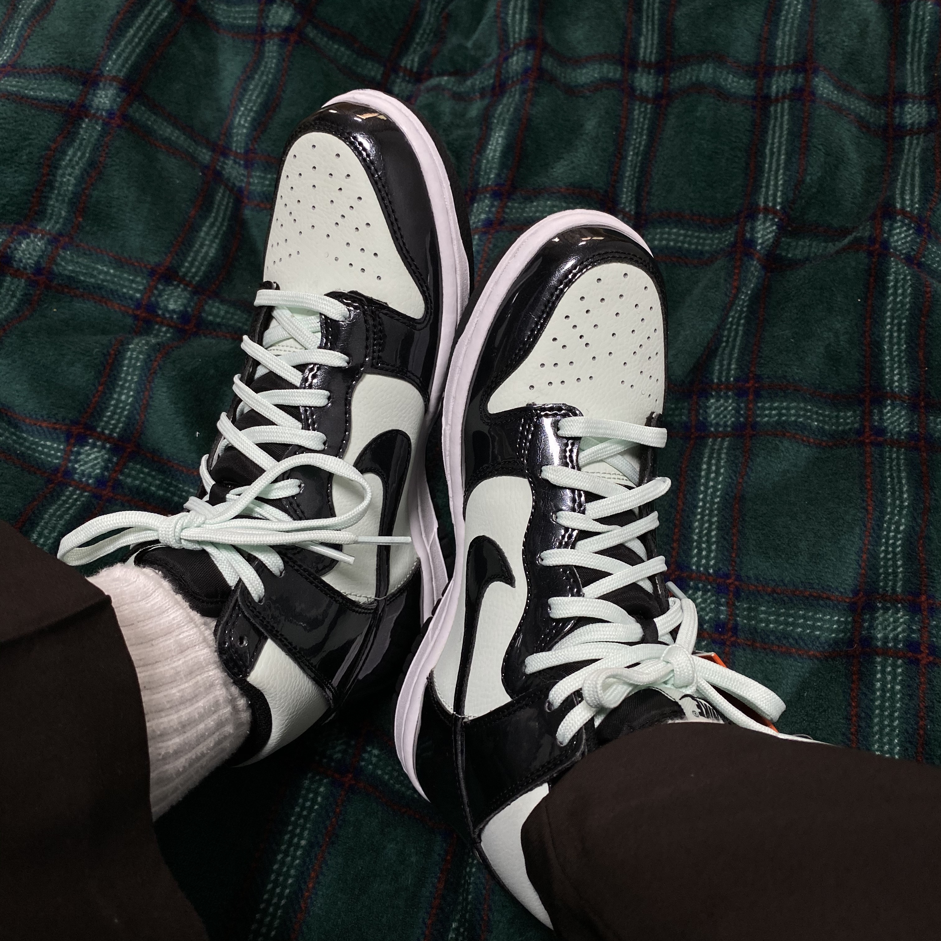 (GS) Nike Dunk High Barely Green 착용 스타일 - 2