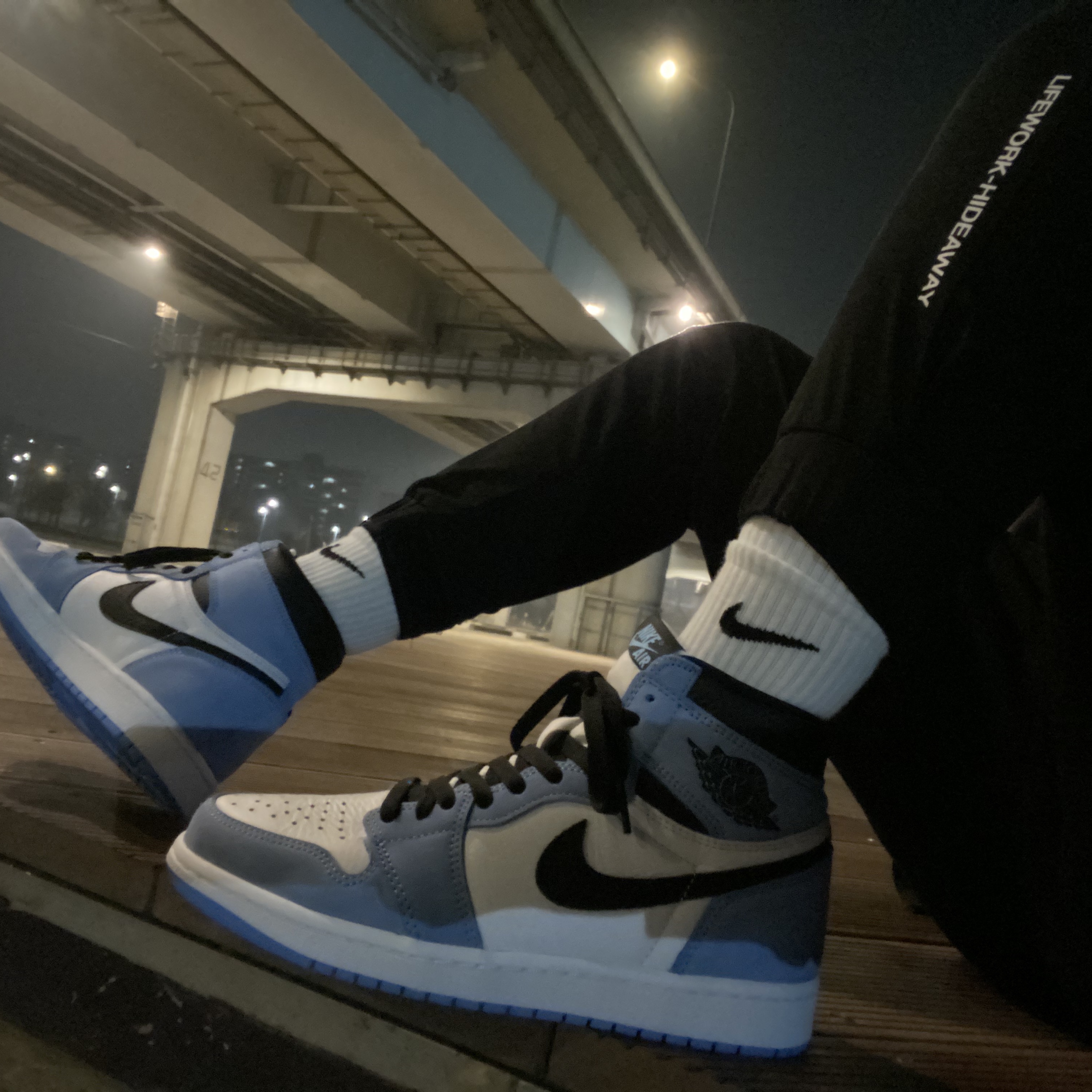 Jordan 1 Retro High OG University Blue 착용 스타일 - 1