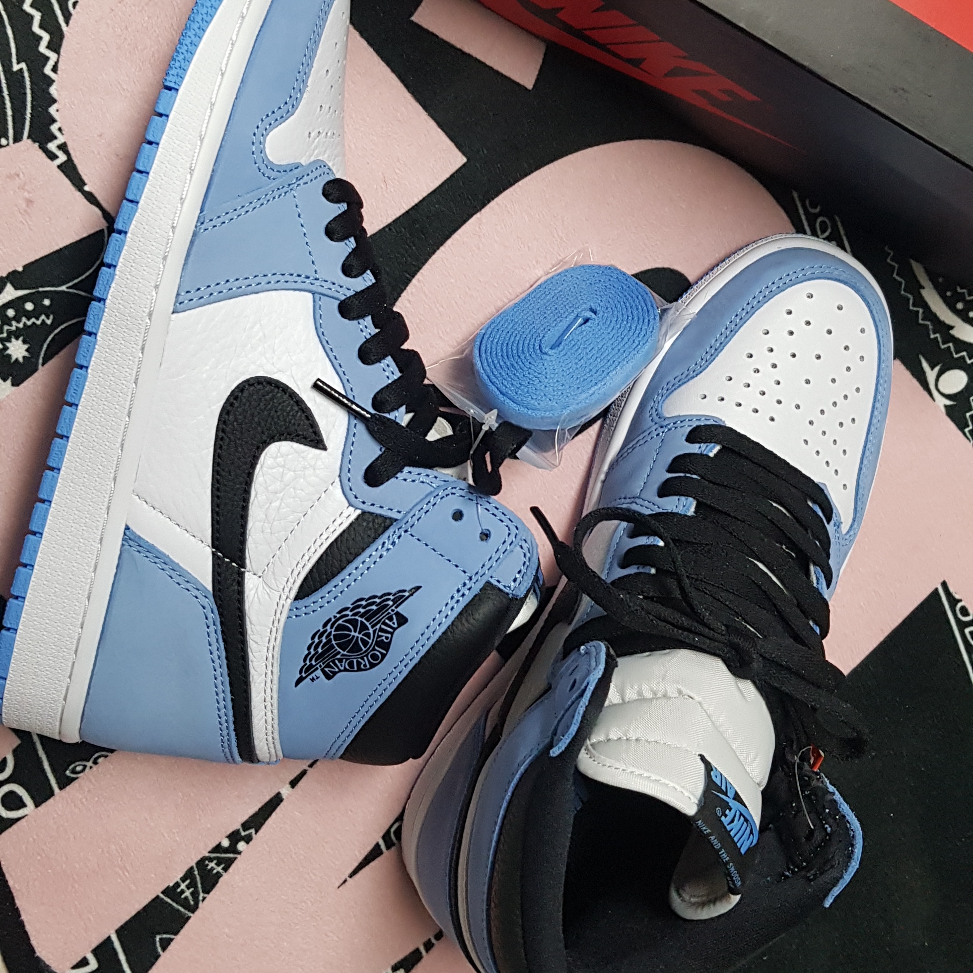Jordan 1 Retro High OG University Blue 착용 스타일 - 2