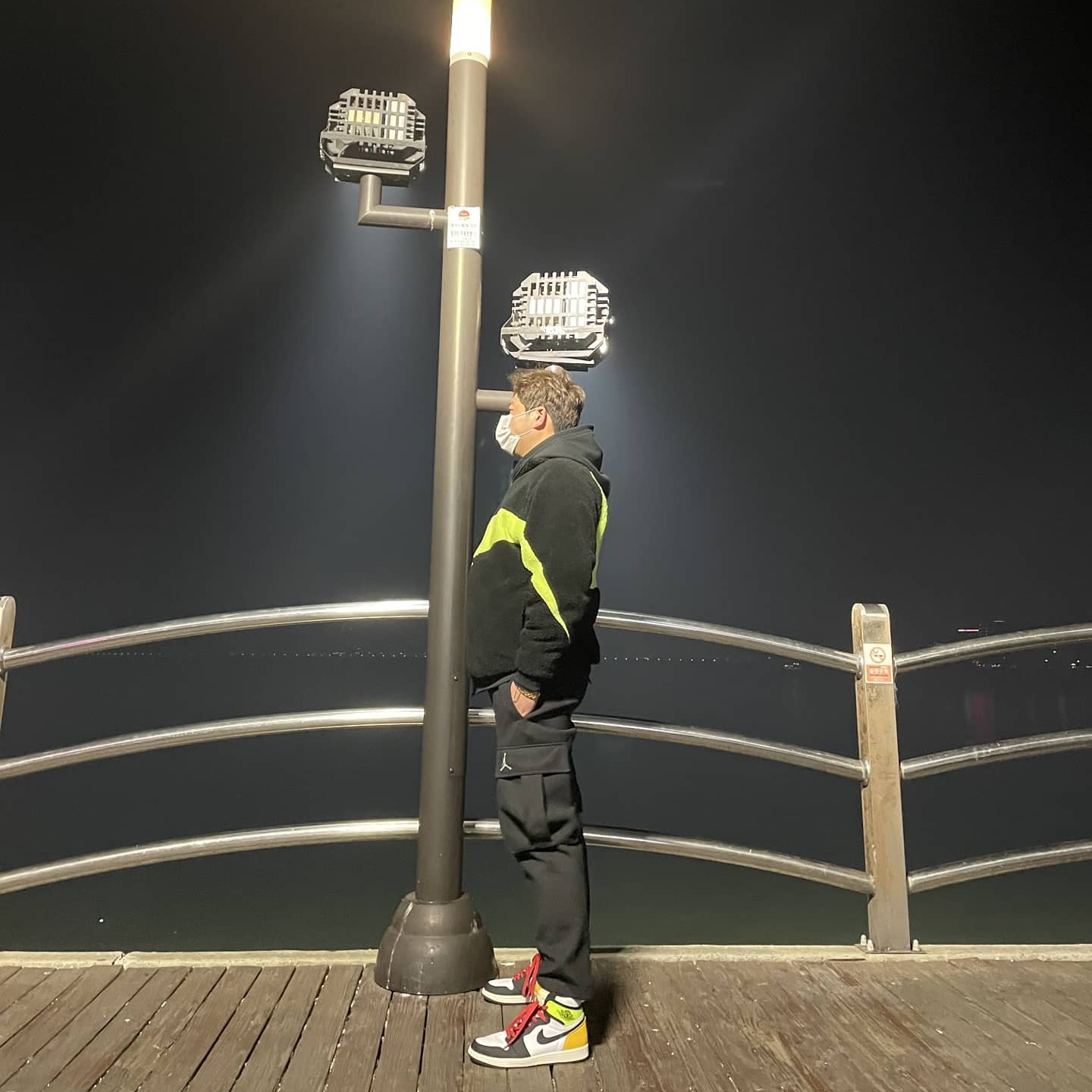 Nike Big Swoosh Full Zip Jacket Black Volt, Jordan 1 Retro High OG Volt Gold 착용 스타일