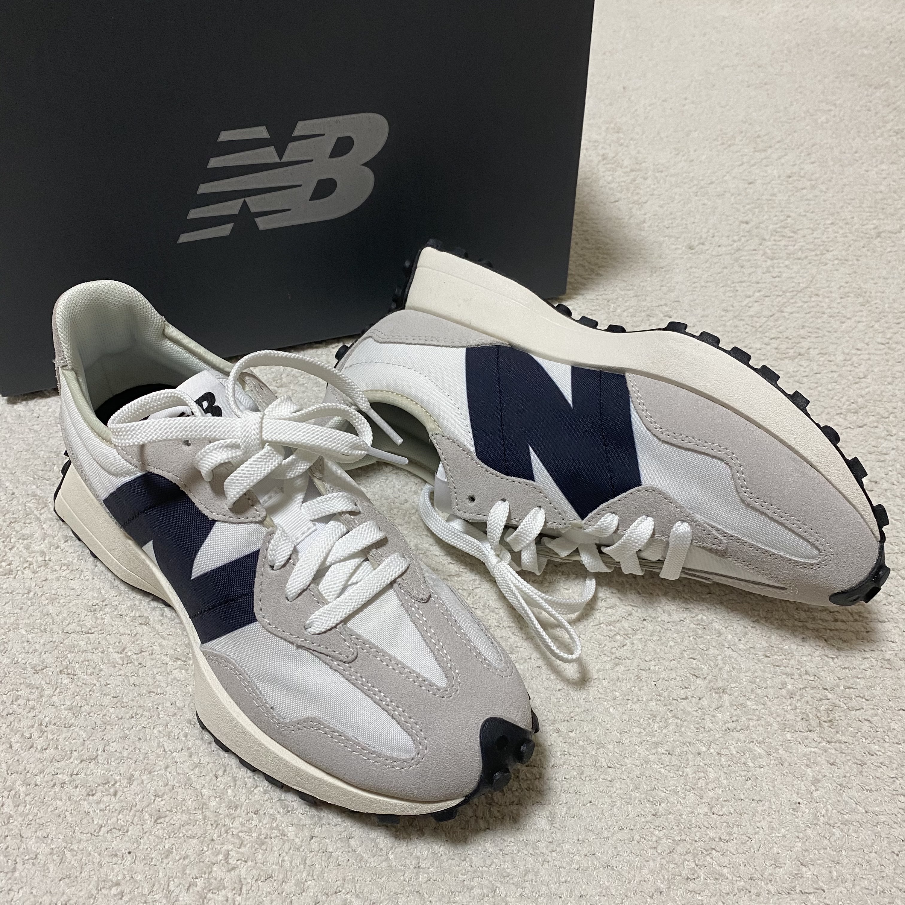 New Balance 327 White Black 착용 스타일