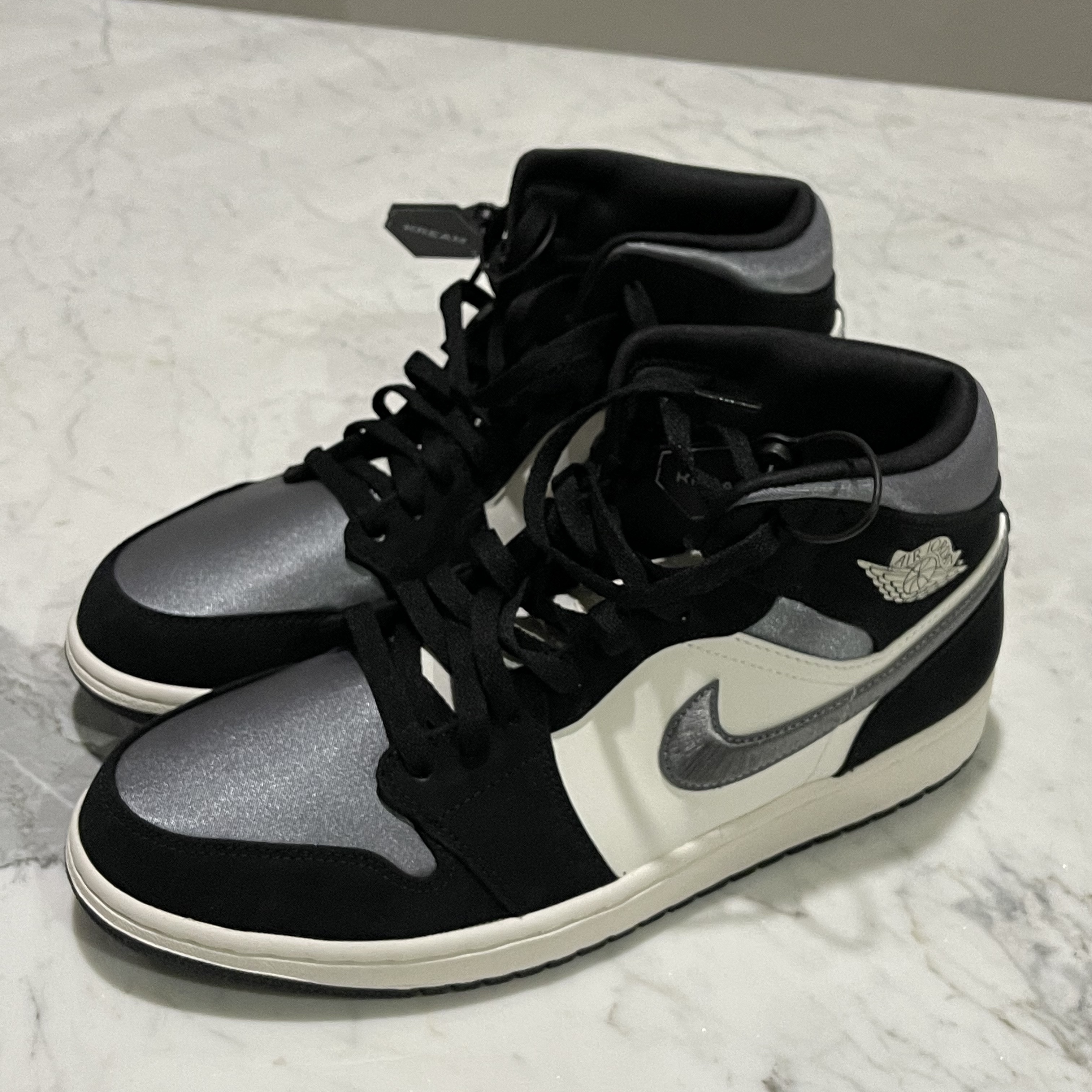 Jordan 1 Mid Satin Grey Toe 착용 스타일 - 1