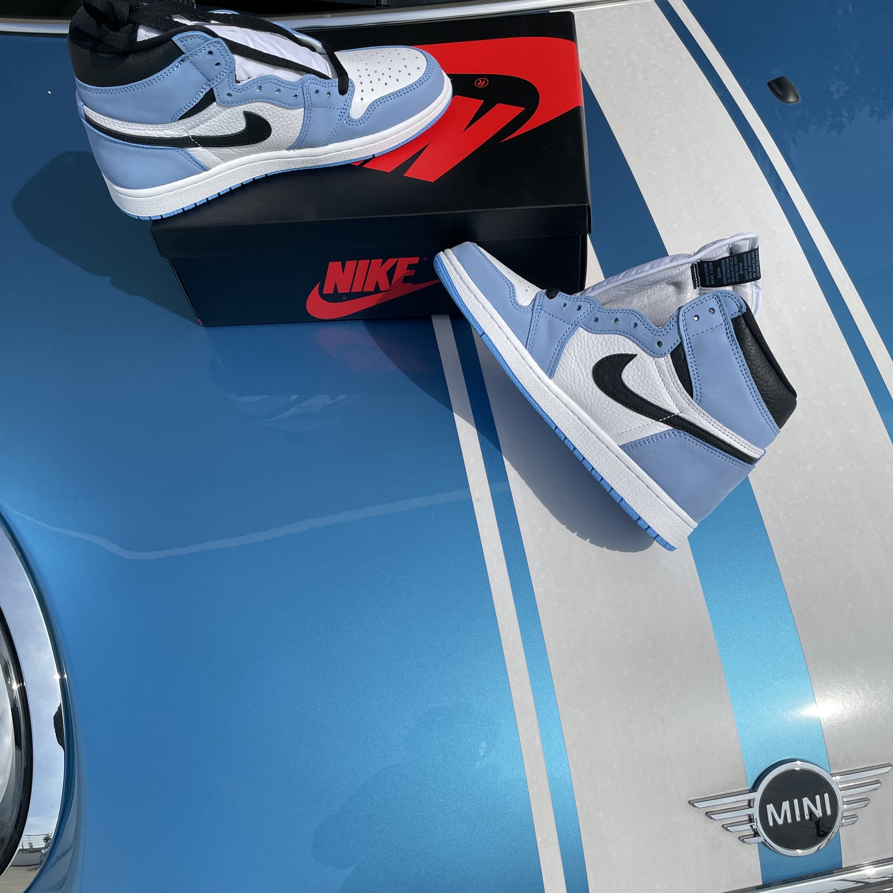 Jordan 1 Retro High OG University Blue 착용 스타일 - 2