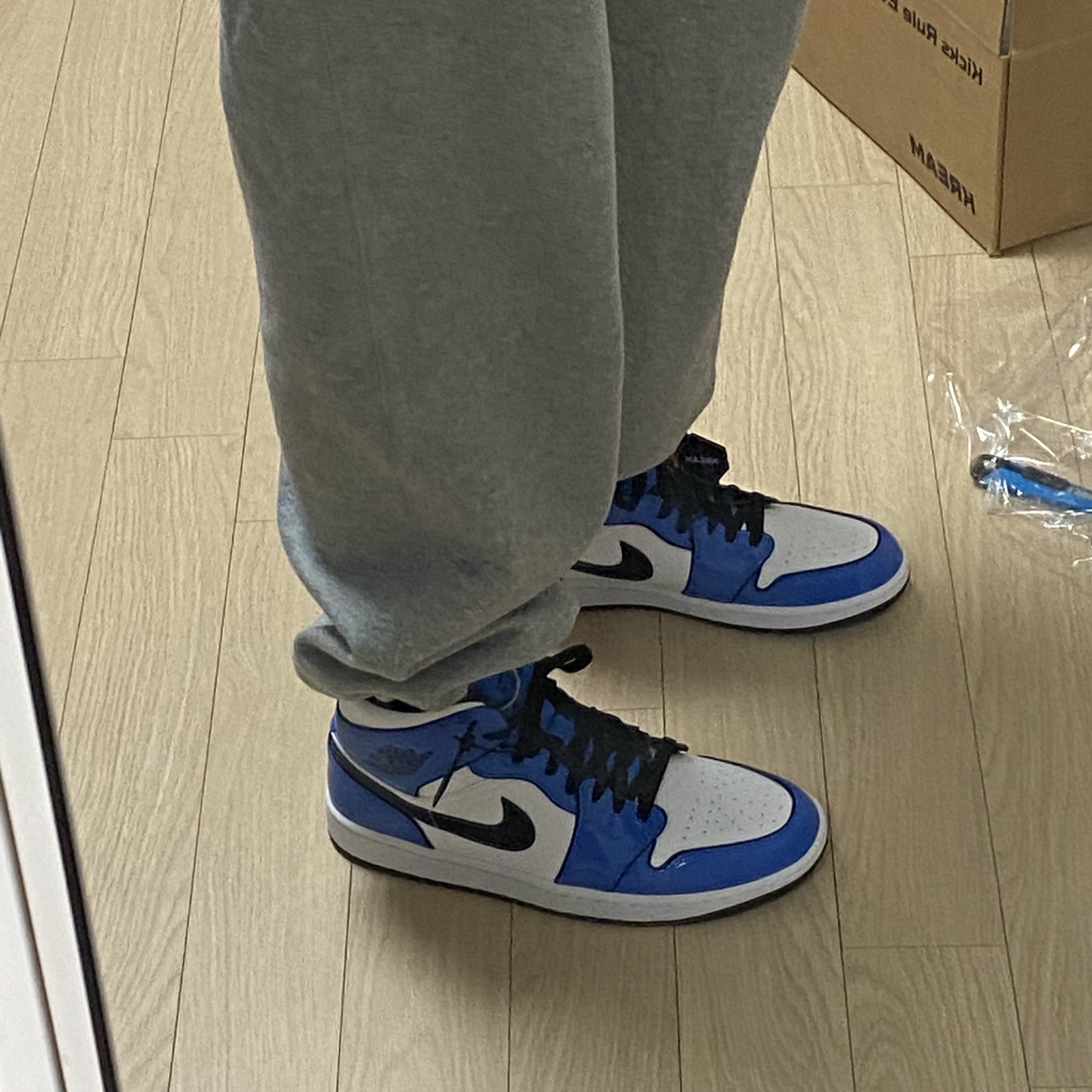 Jordan 1 Mid SE Signal Blue 착용 스타일 - 2