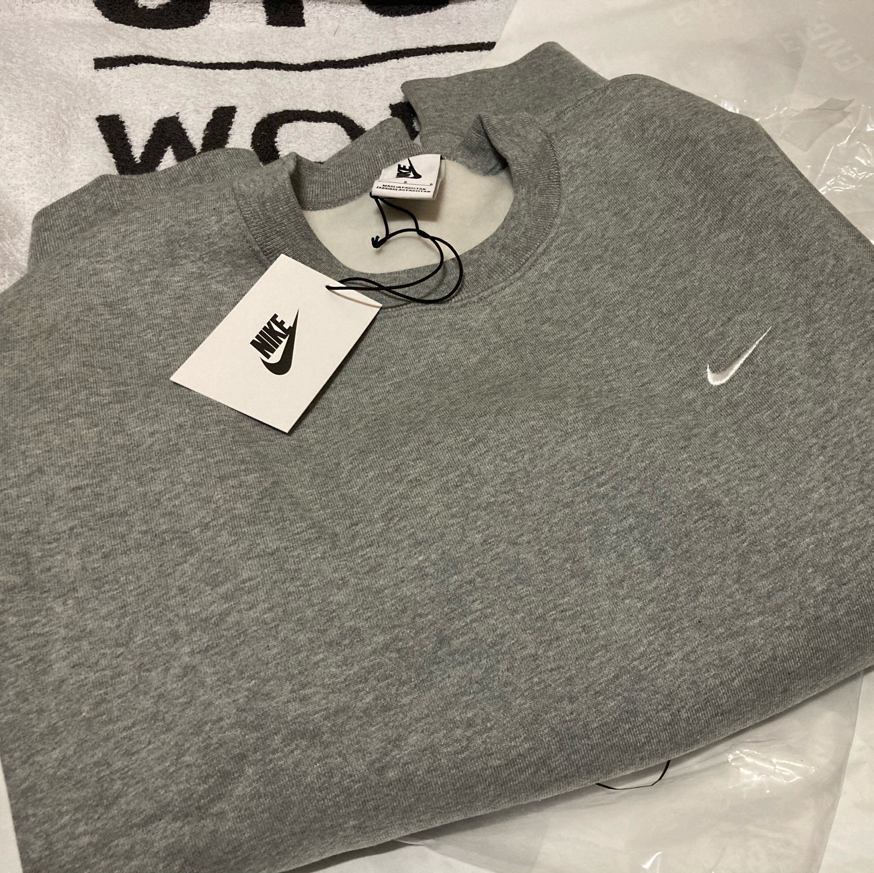 Nike M NRG Crew Fleece Grey Heather - US/EU, Essentials 3D Silicon Applique Crewneck Oatmeal/Oatmeal Heather/Light Heather Oatmeal 2020 착용 스타일 - 1
