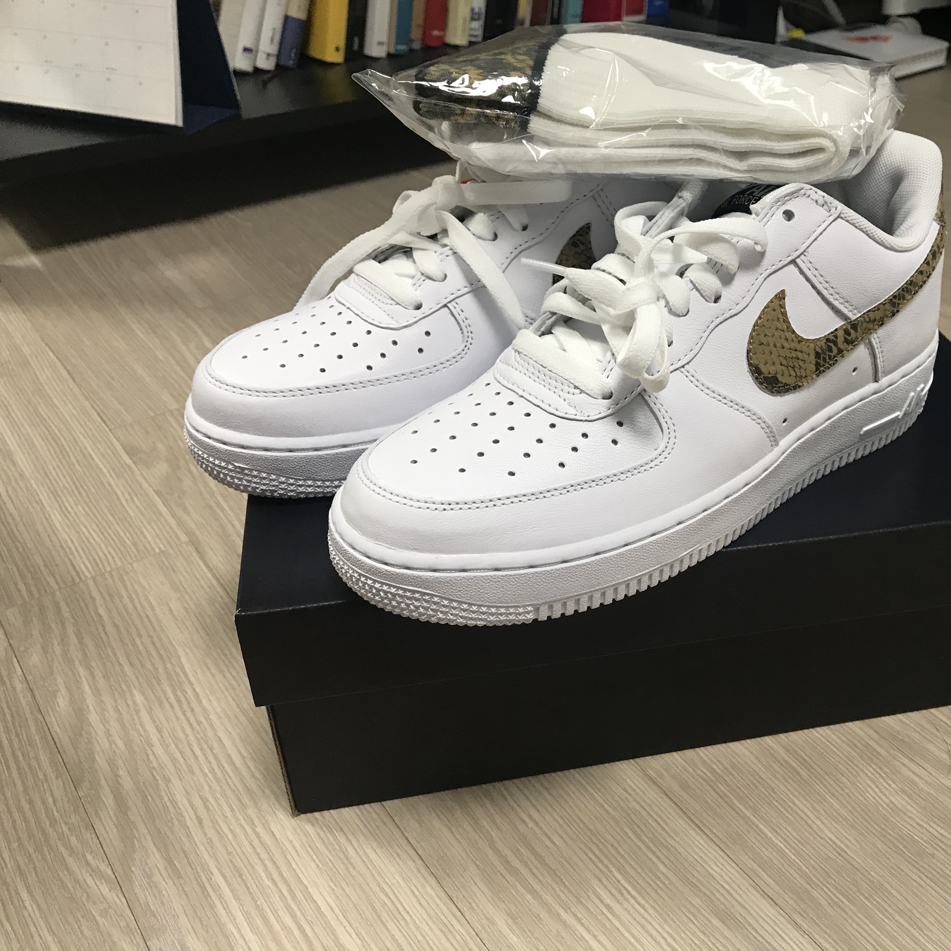 Nike Air Force 1 Low Retro PRM QS Ivory Snake 2019 착용 스타일 - 2
