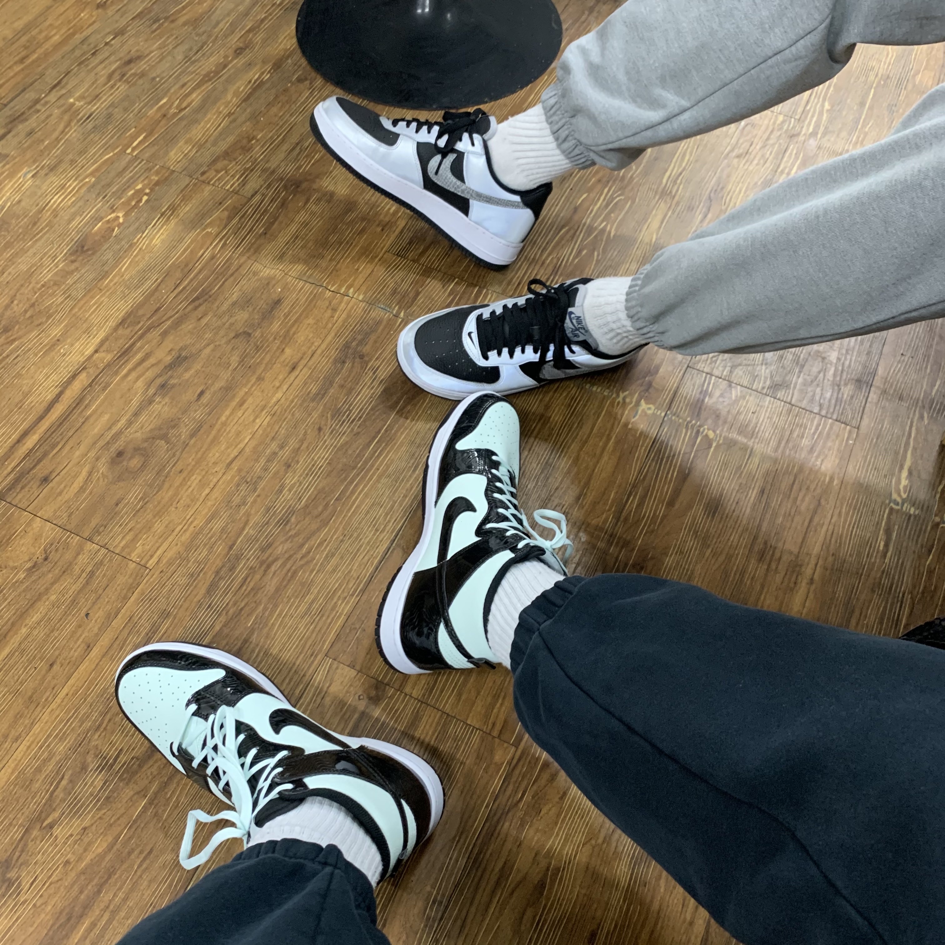 Nike Dunk High Barely Green, Nike Air Force 1 B Silver Snake 착용 스타일