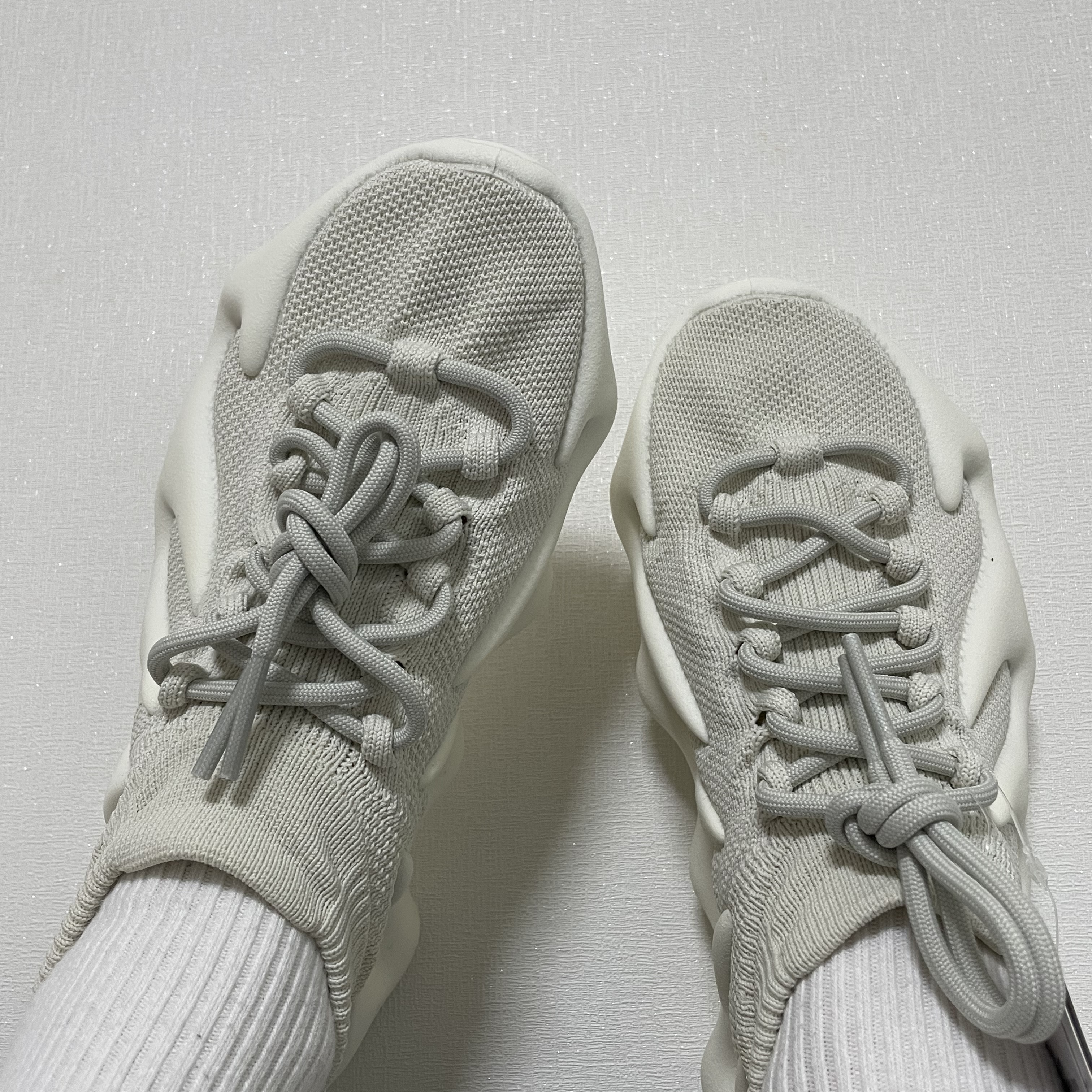 Adidas Yeezy 450 Cloud White 착용 스타일 - 3