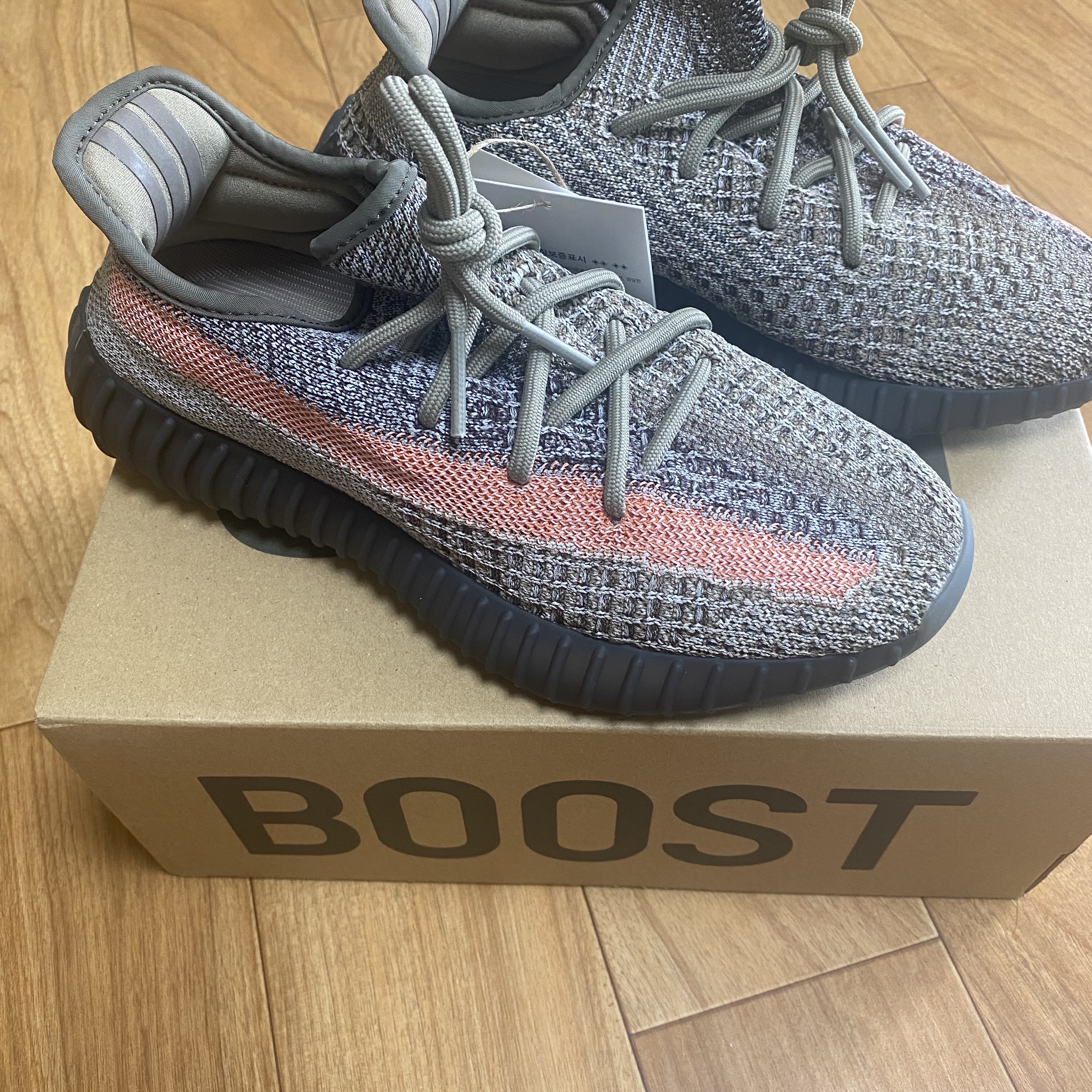 Adidas Yeezy Boost 350 V2 Ash Stone 착용 스타일