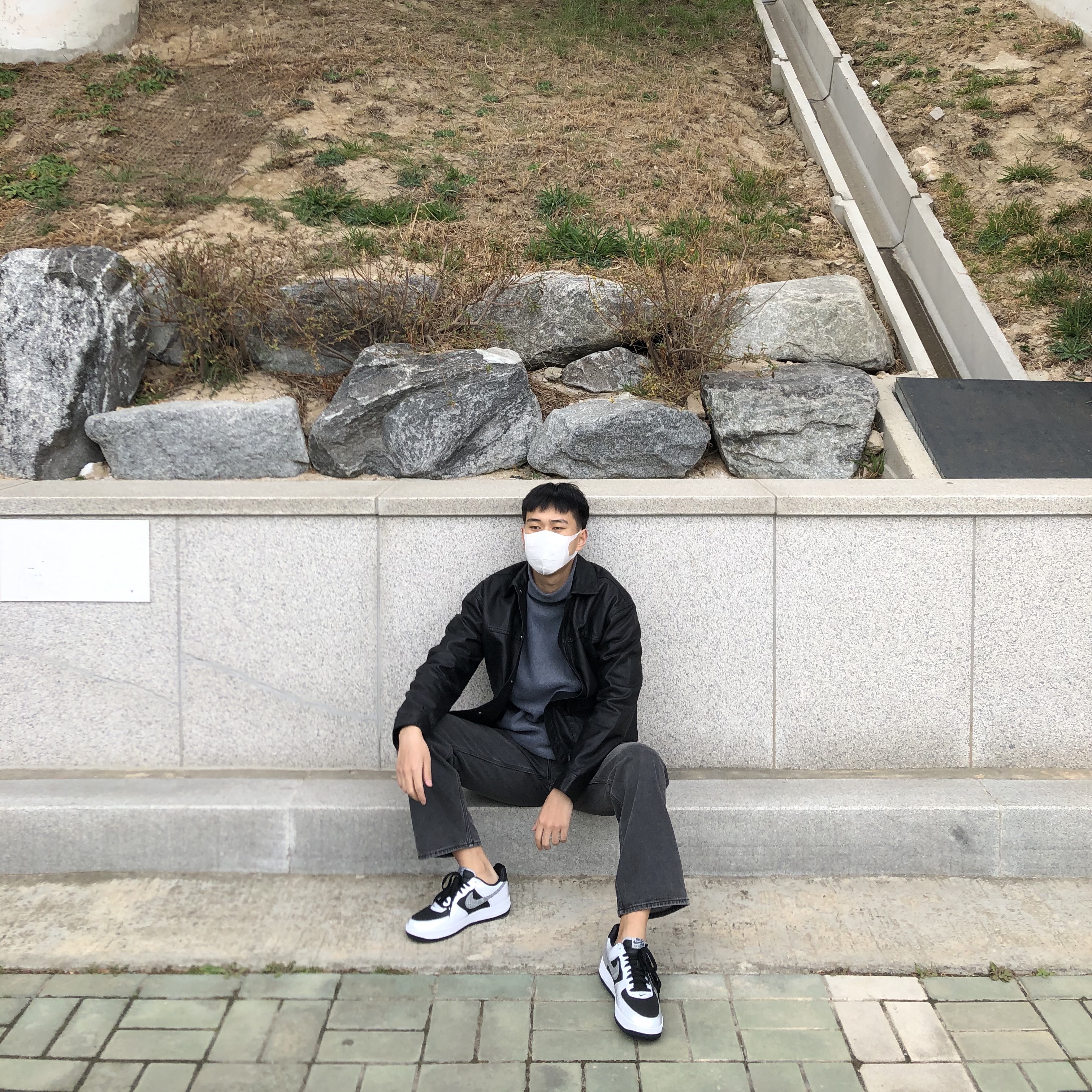Nike Air Force 1 B Silver Snake 착용 스타일 - 3