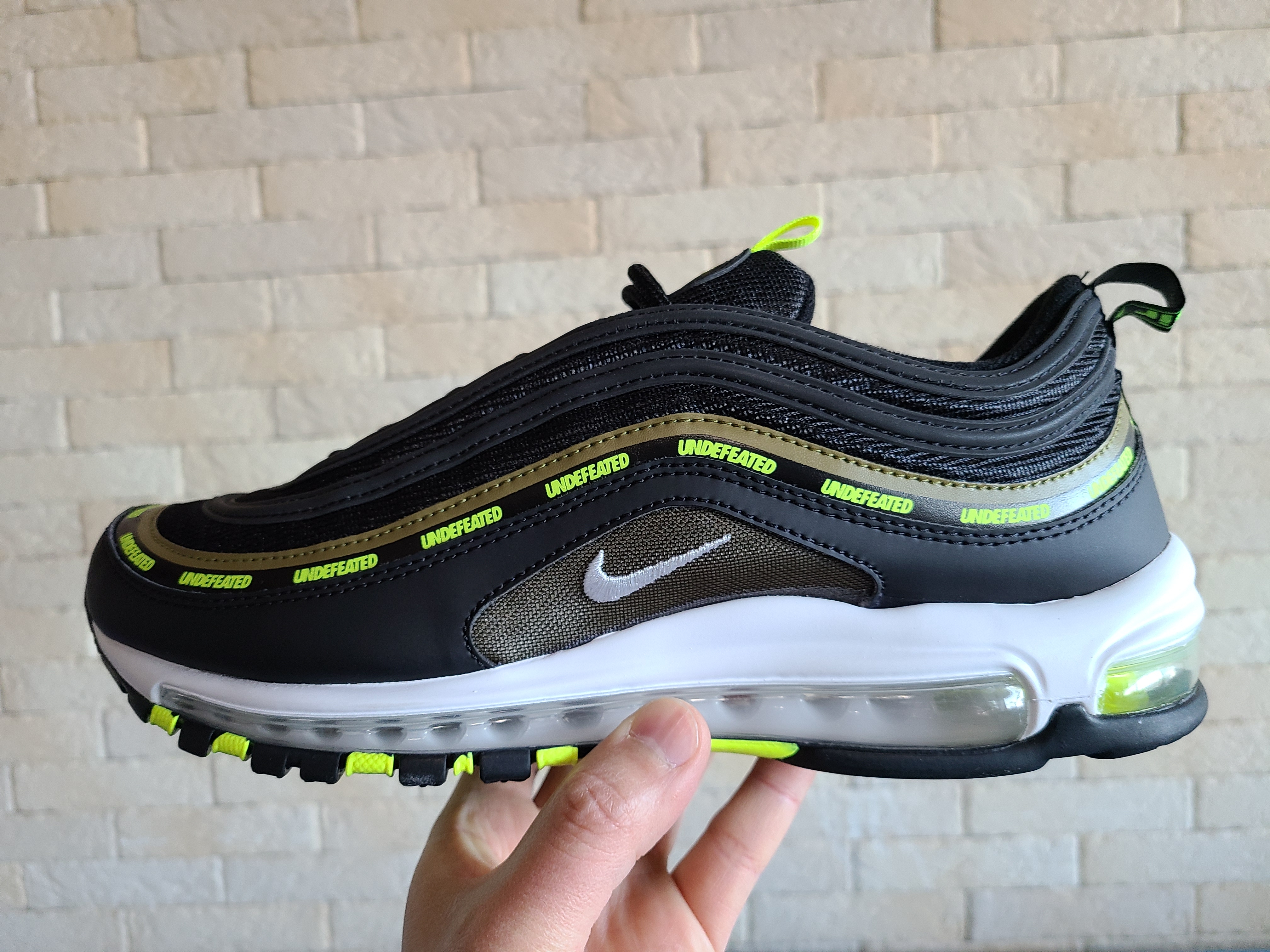 Nike x Undefeated Air Max 97 Black Volt, Nike x Undefeated Air Max 97 Militia Green 착용 스타일 - 1